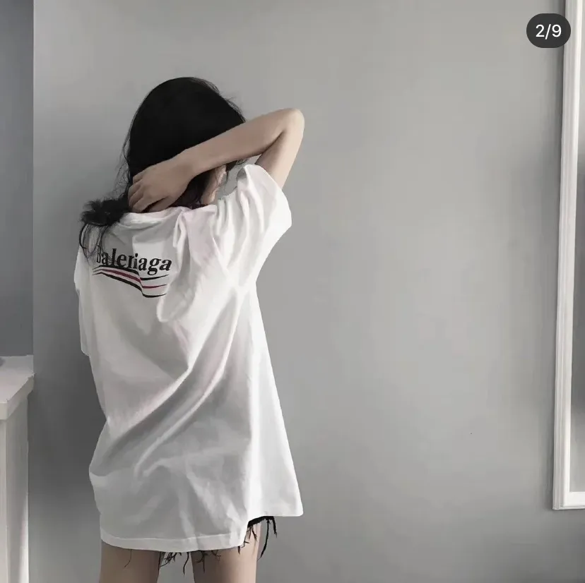 ♻️💯Refer to the model picture for the upper body❤️【Top tested version】Balenciaga Classic Loose Unisex Pure Cotton Short Sleeves. Customized fabrics and printed accessories details are reproduced one to one. It is made of 280g cotton fabric with 32 count fine double cotton yarn plain weave, and the fabric surface is treated with dust-free woolen craftsmanship. The shoulder and chain seams are made of 0.8cm bundled strips inside, and the double chain stitching on the machine side is made of pure cotton. Here is an explanation of why I am dozens of yuan more expensive than others: 1. Each model is produced by the company. The detailed workmanship and fabrics are consistent with the genuine ones. There is no color difference between the ones at the counters. Guaranteed no color difference. Replicas are not scary. Whoever is fake is embarrassed. It’s not shameful to make a replica, it’s shameful if you can’t buy the correct version if you make a replica. All of my series can be found in all major places and will be absolutely stunning!  2. The fabric is made of 280g Paris-specific double yarn. No one can make better fabrics than mine. There is really no way to compare with the ordinary version on the market. Respect it. It is authentic and costs thousands of dollars. Don’t go for the quality of street stalls. 3. The workmanship has been restored in all aspects. The packaging has been restored in all aspects. 4. I guarantee here that this is the highest quality you can find. Size: XS-L Color: White P:240