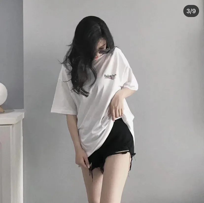 ♻️💯Refer to the model picture for the upper body❤️【Top tested version】Balenciaga Classic Loose Unisex Pure Cotton Short Sleeves. Customized fabrics and printed accessories details are reproduced one to one. It is made of 280g cotton fabric with 32 count fine double cotton yarn plain weave, and the fabric surface is treated with dust-free woolen craftsmanship. The shoulder and chain seams are made of 0.8cm bundled strips inside, and the double chain stitching on the machine side is made of pure cotton. Here is an explanation of why I am dozens of yuan more expensive than others: 1. Each model is produced by the company. The detailed workmanship and fabrics are consistent with the genuine ones. There is no color difference between the ones at the counters. Guaranteed no color difference. Replicas are not scary. Whoever is fake is embarrassed. It’s not shameful to make a replica, it’s shameful if you can’t buy the correct version if you make a replica. All of my series can be found in all major places and will be absolutely stunning!  2. The fabric is made of 280g Paris-specific double yarn. No one can make better fabrics than mine. There is really no way to compare with the ordinary version on the market. Respect it. It is authentic and costs thousands of dollars. Don’t go for the quality of street stalls. 3. The workmanship has been restored in all aspects. The packaging has been restored in all aspects. 4. I guarantee here that this is the highest quality you can find. Size: XS-L Color: White P:240