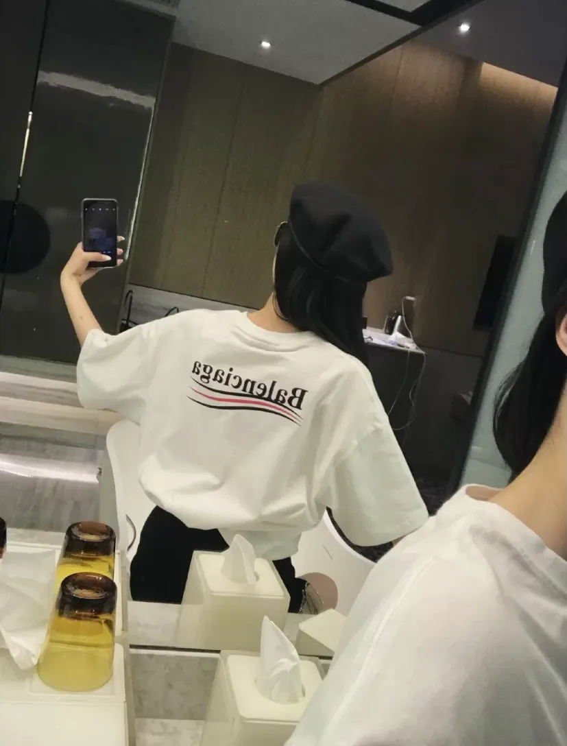 ♻️💯Refer to the model picture for the upper body❤️【Top tested version】Balenciaga Classic Loose Unisex Pure Cotton Short Sleeves. Customized fabrics and printed accessories details are reproduced one to one. It is made of 280g cotton fabric with 32 count fine double cotton yarn plain weave, and the fabric surface is treated with dust-free woolen craftsmanship. The shoulder and chain seams are made of 0.8cm bundled strips inside, and the double chain stitching on the machine side is made of pure cotton. Here is an explanation of why I am dozens of yuan more expensive than others: 1. Each model is produced by the company. The detailed workmanship and fabrics are consistent with the genuine ones. There is no color difference between the ones at the counters. Guaranteed no color difference. Replicas are not scary. Whoever is fake is embarrassed. It’s not shameful to make a replica, it’s shameful if you can’t buy the correct version if you make a replica. All of my series can be found in all major places and will be absolutely stunning!  2. The fabric is made of 280g Paris-specific double yarn. No one can make better fabrics than mine. There is really no way to compare with the ordinary version on the market. Respect it. It is authentic and costs thousands of dollars. Don’t go for the quality of street stalls. 3. The workmanship has been restored in all aspects. The packaging has been restored in all aspects. 4. I guarantee here that this is the highest quality you can find. Size: XS-L Color: White P:240