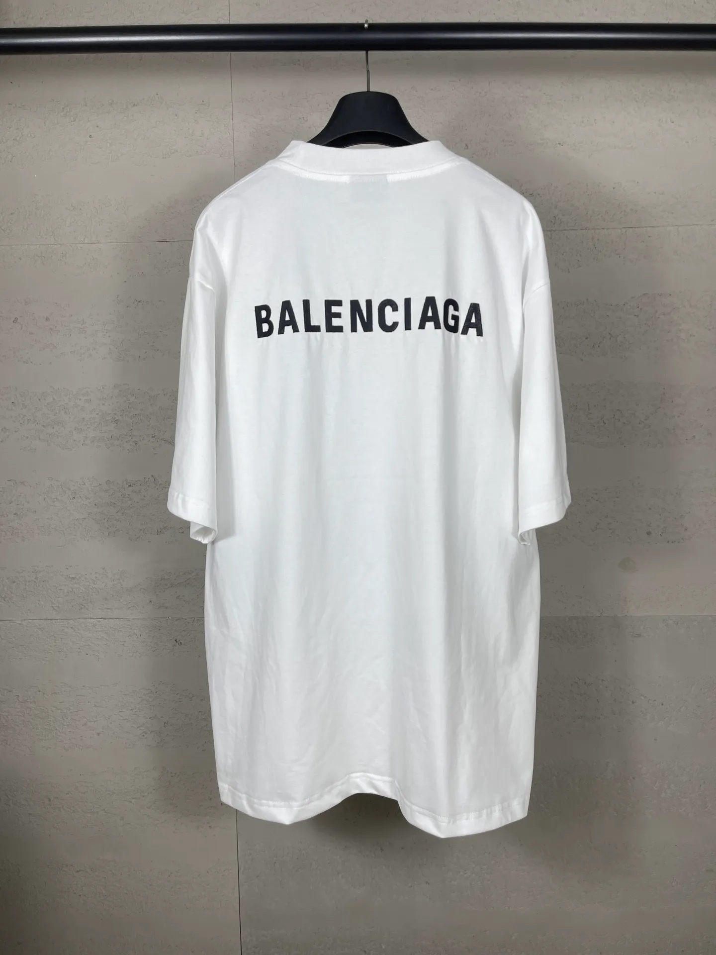 🅿️166 real photos [Top version. Official website quality] BALENCI*GA/Paris #Classic style. Classic letter embroidered short-sleeved T-shirt on the front and back #2023 spring and summer brick cabinet synchronization.                       The fabric is made of Paris ZP custom-woven and dyed cotton double yarn, weighing 260 grams. The cloth surface is clean. The cloth pattern is clear, soft and comfortable. The threads are dyed with no color difference. The classic letters are embroidered with an imported embroidery machine. The letters are clear and the effect is three-dimensional, restoring the brick cabinet. The version adopts the OS loose shoulder style. Same style for men and women. Coding: BL223006 Color: smoke gray, purple, light green, peacock blue, black, rice coffee, gray green, white Size: XS S M L