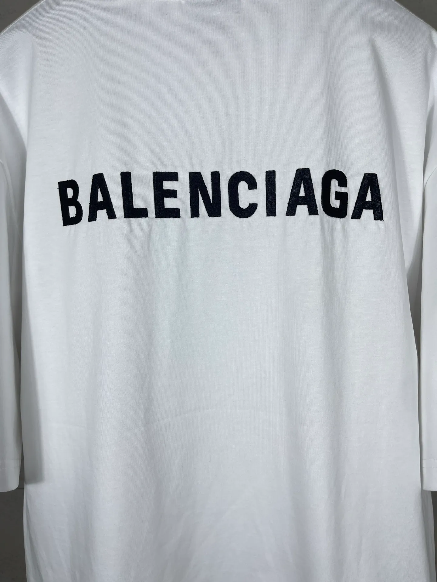 🅿️166 real photos [Top version. Official website quality] BALENCI*GA/Paris #Classic style. Classic letter embroidered short-sleeved T-shirt on the front and back #2023 spring and summer brick cabinet synchronization.                       The fabric is made of Paris ZP custom-woven and dyed cotton double yarn, weighing 260 grams. The cloth surface is clean. The cloth pattern is clear, soft and comfortable. The threads are dyed with no color difference. The classic letters are embroidered with an imported embroidery machine. The letters are clear and the effect is three-dimensional, restoring the brick cabinet. The version adopts the OS loose shoulder style. Same style for men and women. Coding: BL223006 Color: smoke gray, purple, light green, peacock blue, black, rice coffee, gray green, white Size: XS S M L