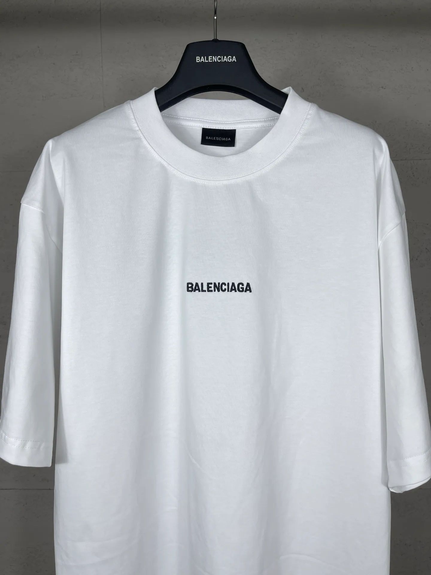 🅿️166 real photos [Top version. Official website quality] BALENCI*GA/Paris #Classic style. Classic letter embroidered short-sleeved T-shirt on the front and back #2023 spring and summer brick cabinet synchronization.                       The fabric is made of Paris ZP custom-woven and dyed cotton double yarn, weighing 260 grams. The cloth surface is clean. The cloth pattern is clear, soft and comfortable. The threads are dyed with no color difference. The classic letters are embroidered with an imported embroidery machine. The letters are clear and the effect is three-dimensional, restoring the brick cabinet. The version adopts the OS loose shoulder style. Same style for men and women. Coding: BL223006 Color: smoke gray, purple, light green, peacock blue, black, rice coffee, gray green, white Size: XS S M L