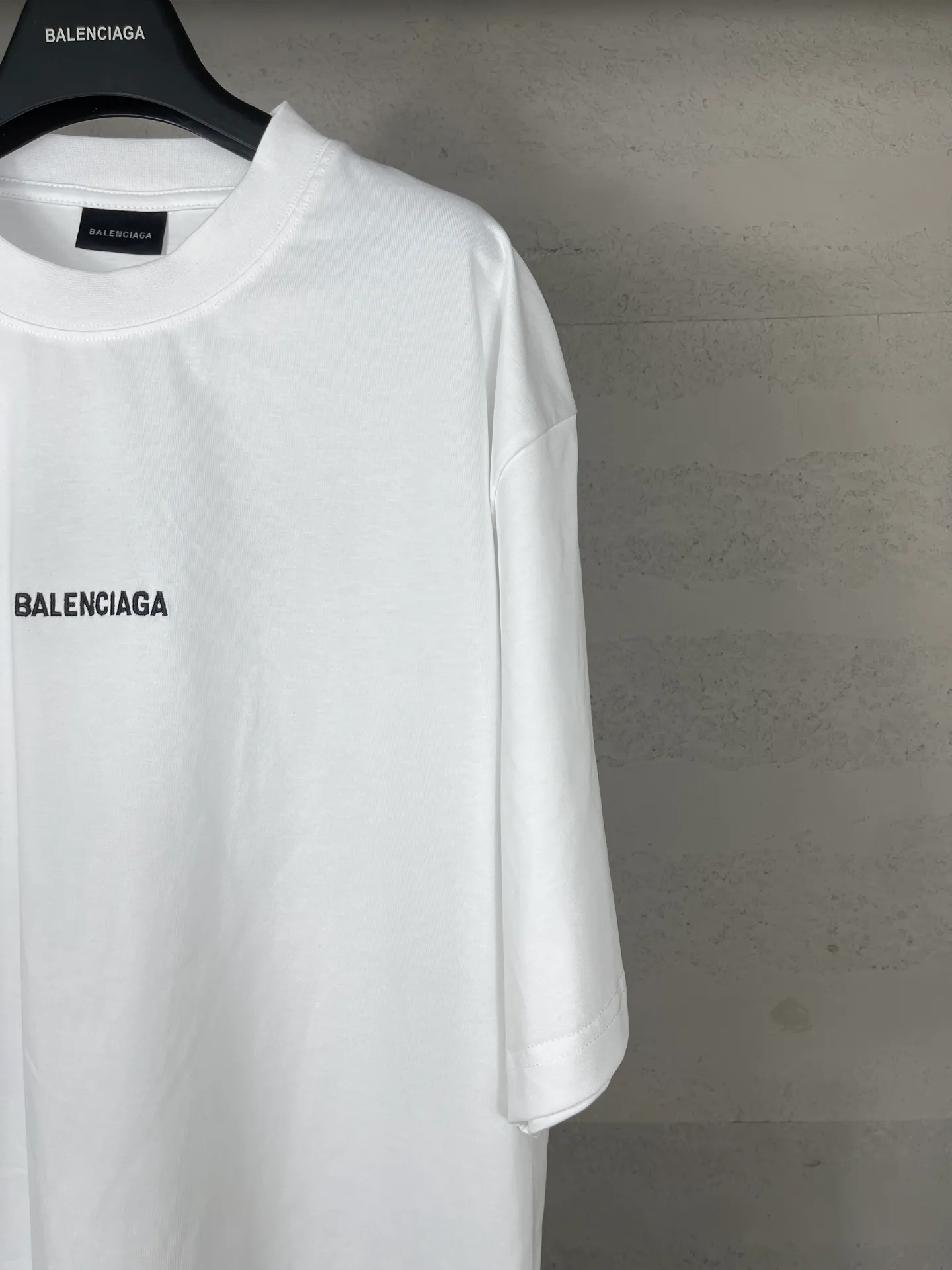 🅿️166 real photos [Top version. Official website quality] BALENCI*GA/Paris #Classic style. Classic letter embroidered short-sleeved T-shirt on the front and back #2023 spring and summer brick cabinet synchronization.                       The fabric is made of Paris ZP custom-woven and dyed cotton double yarn, weighing 260 grams. The cloth surface is clean. The cloth pattern is clear, soft and comfortable. The threads are dyed with no color difference. The classic letters are embroidered with an imported embroidery machine. The letters are clear and the effect is three-dimensional, restoring the brick cabinet. The version adopts the OS loose shoulder style. Same style for men and women. Coding: BL223006 Color: smoke gray, purple, light green, peacock blue, black, rice coffee, gray green, white Size: XS S M L