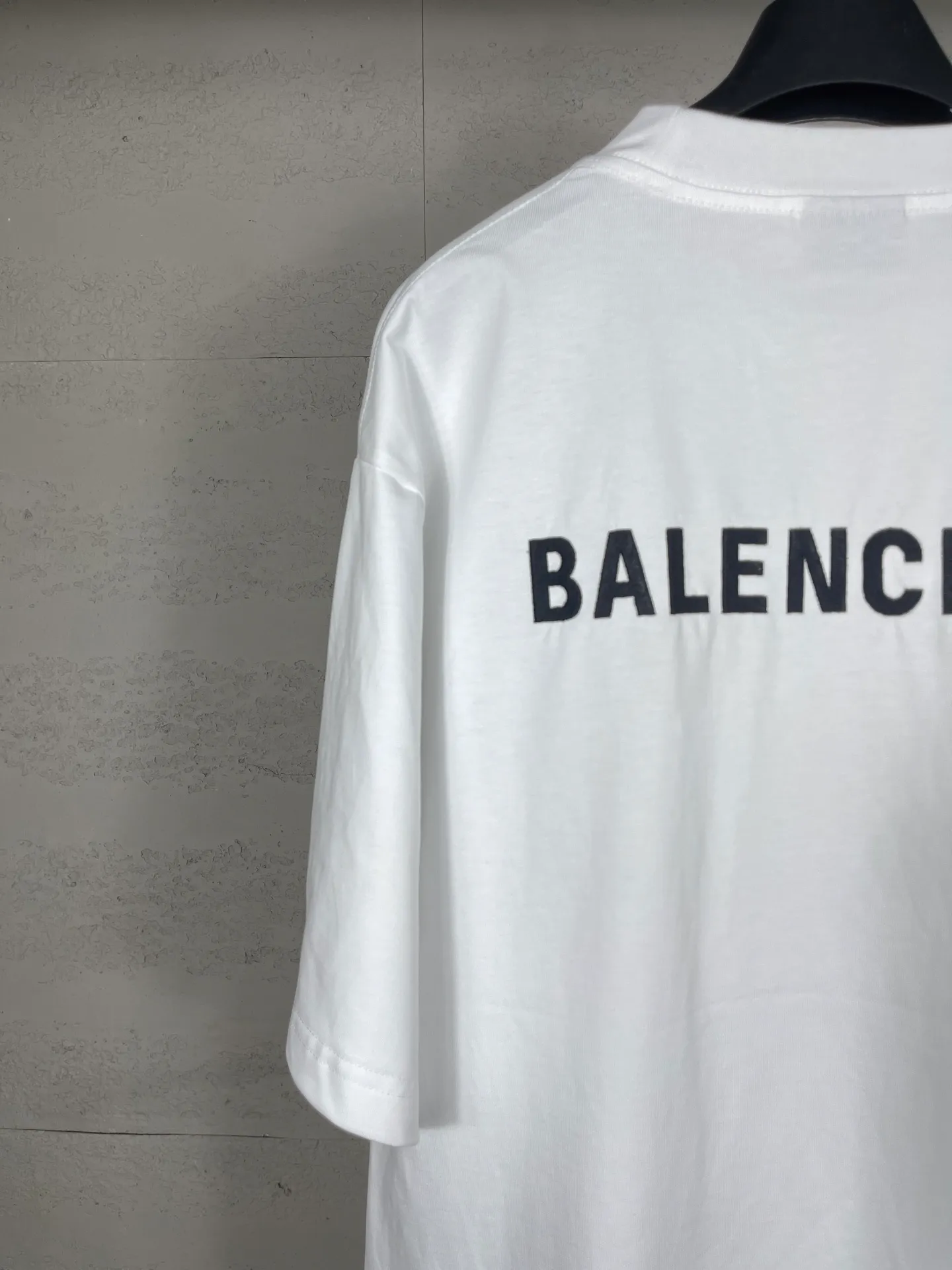 🅿️166 real photos [Top version. Official website quality] BALENCI*GA/Paris #Classic style. Classic letter embroidered short-sleeved T-shirt on the front and back #2023 spring and summer brick cabinet synchronization.                       The fabric is made of Paris ZP custom-woven and dyed cotton double yarn, weighing 260 grams. The cloth surface is clean. The cloth pattern is clear, soft and comfortable. The threads are dyed with no color difference. The classic letters are embroidered with an imported embroidery machine. The letters are clear and the effect is three-dimensional, restoring the brick cabinet. The version adopts the OS loose shoulder style. Same style for men and women. Coding: BL223006 Color: smoke gray, purple, light green, peacock blue, black, rice coffee, gray green, white Size: XS S M L
