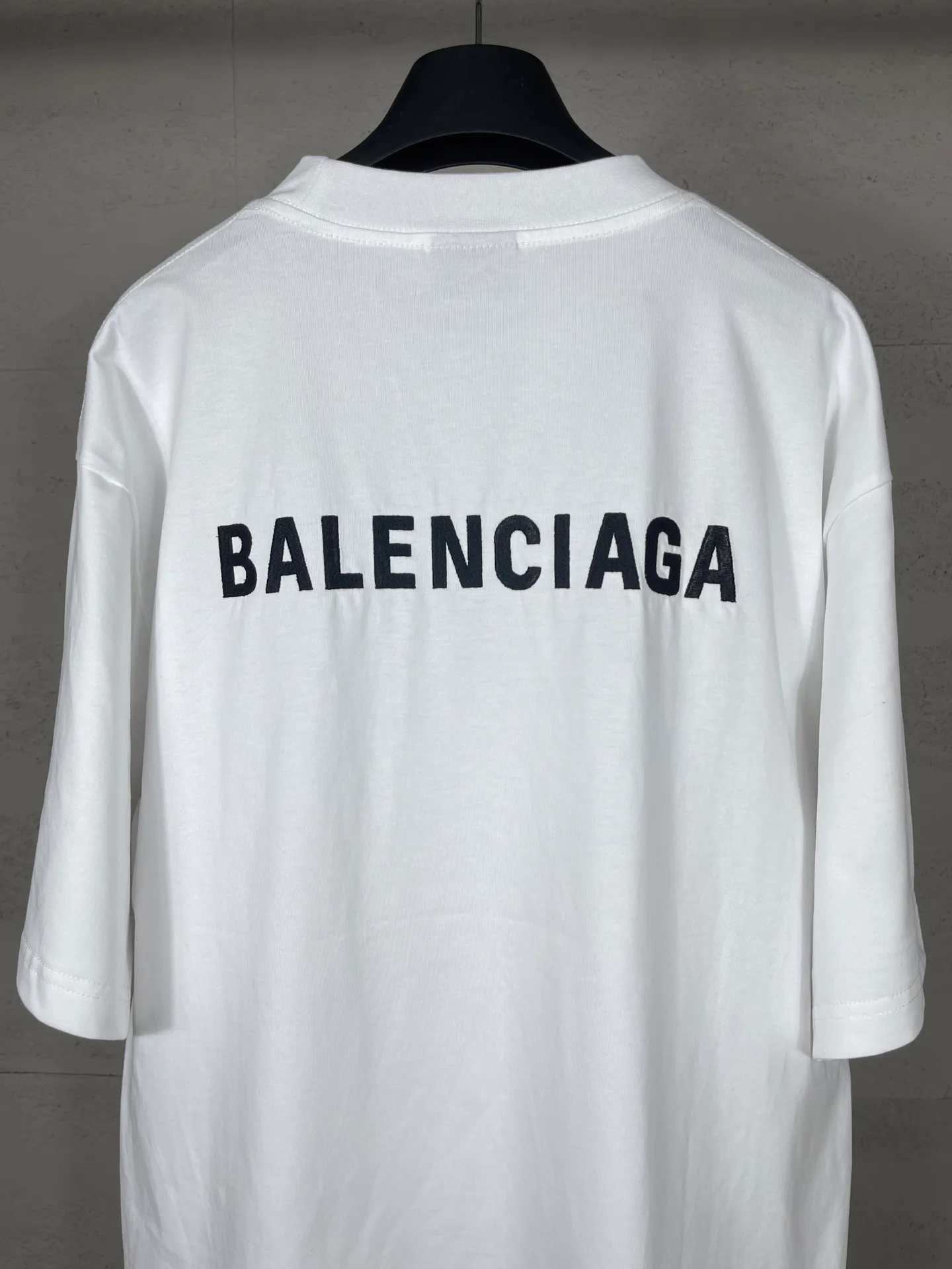 🅿️166 real photos [Top version. Official website quality] BALENCI*GA/Paris #Classic style. Classic letter embroidered short-sleeved T-shirt on the front and back #2023 spring and summer brick cabinet synchronization.                       The fabric is made of Paris ZP custom-woven and dyed cotton double yarn, weighing 260 grams. The cloth surface is clean. The cloth pattern is clear, soft and comfortable. The threads are dyed with no color difference. The classic letters are embroidered with an imported embroidery machine. The letters are clear and the effect is three-dimensional, restoring the brick cabinet. The version adopts the OS loose shoulder style. Same style for men and women. Coding: BL223006 Color: smoke gray, purple, light green, peacock blue, black, rice coffee, gray green, white Size: XS S M L