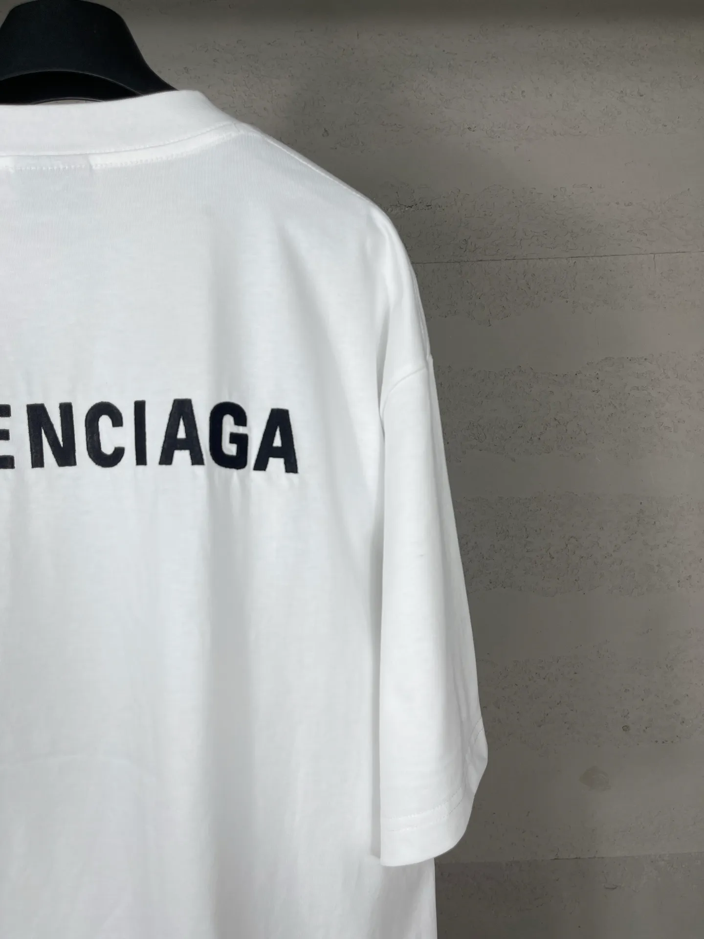 🅿️166 real photos [Top version. Official website quality] BALENCI*GA/Paris #Classic style. Classic letter embroidered short-sleeved T-shirt on the front and back #2023 spring and summer brick cabinet synchronization.                       The fabric is made of Paris ZP custom-woven and dyed cotton double yarn, weighing 260 grams. The cloth surface is clean. The cloth pattern is clear, soft and comfortable. The threads are dyed with no color difference. The classic letters are embroidered with an imported embroidery machine. The letters are clear and the effect is three-dimensional, restoring the brick cabinet. The version adopts the OS loose shoulder style. Same style for men and women. Coding: BL223006 Color: smoke gray, purple, light green, peacock blue, black, rice coffee, gray green, white Size: XS S M L