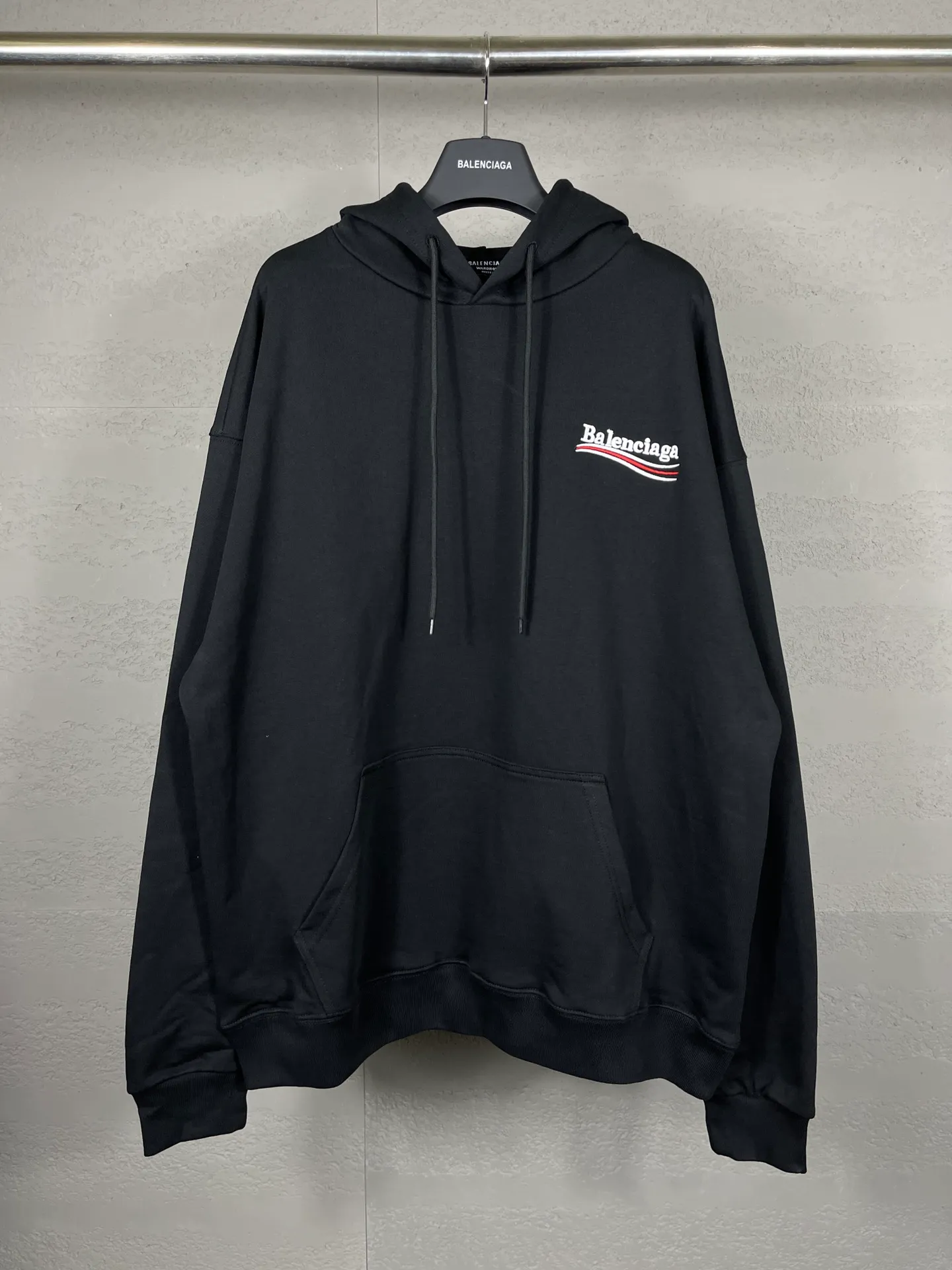 🅿️296 Actual pictures [Top version. Official website quality] BALENCI*GA/Paris. Classic model, #COLA EMBODIMENT HOODED LONG SLEEVE Sweatshirt# The fabric is made of Paris ZP custom-woven and dyed cotton terry sweatshirt, with a weight of 450 grams. The cloth surface is clean. The cloth pattern is clear, soft and comfortable. The threads are dyed with no color difference. The classic letter LOGO pattern is embroidered with an imported Tajima embroidery machine. The letters are clear and have a strong three-dimensional effect. Restored brick cabinets. Welcome to compare. The version adopts OS loose shoulder version. Same style for men and women. Code: BL238035 Color: black, white, cement white, dark gray Size: XS S M L