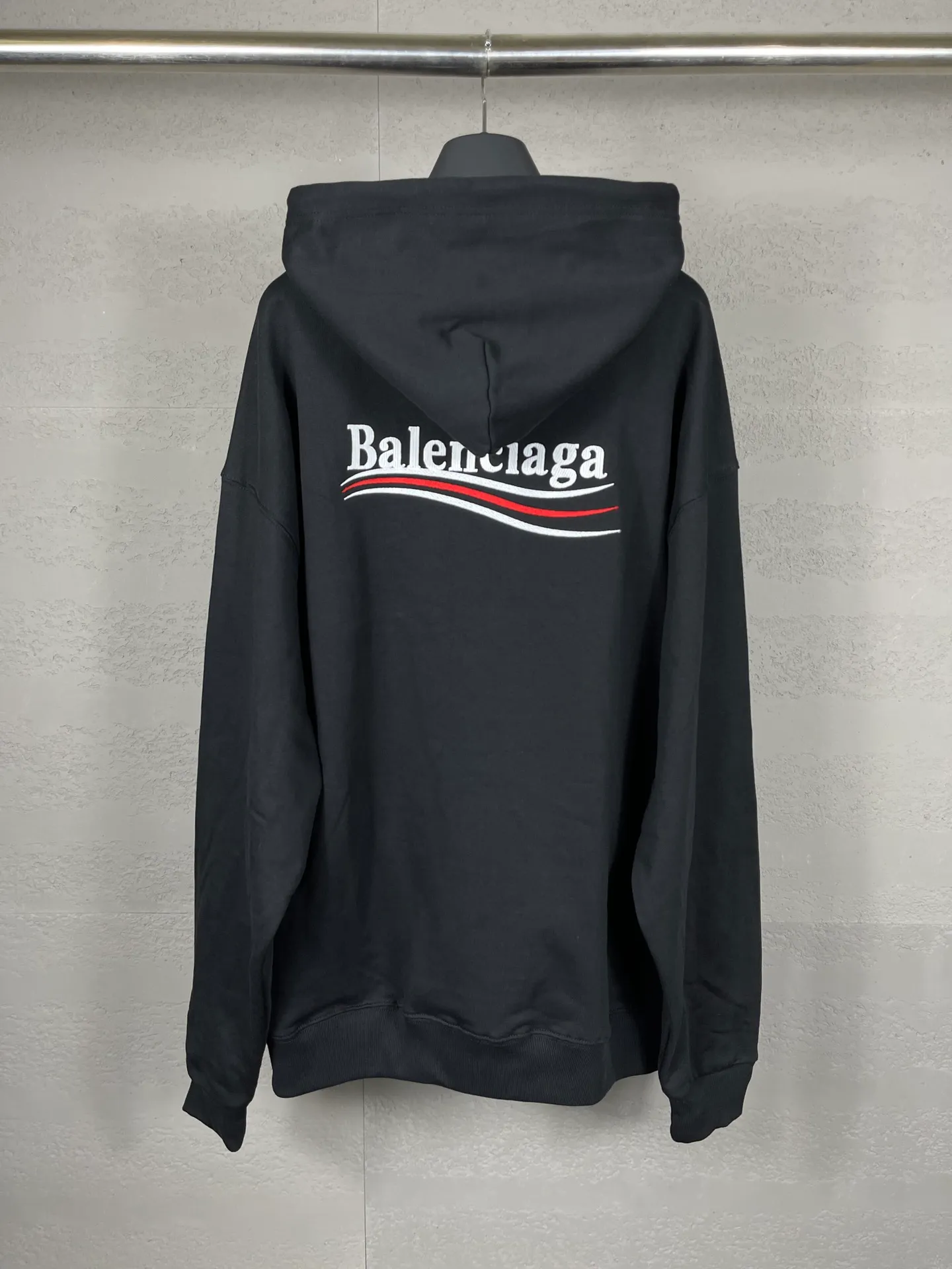 🅿️296 Actual pictures [Top version. Official website quality] BALENCI*GA/Paris. Classic model, #COLA EMBODIMENT HOODED LONG SLEEVE Sweatshirt# The fabric is made of Paris ZP custom-woven and dyed cotton terry sweatshirt, with a weight of 450 grams. The cloth surface is clean. The cloth pattern is clear, soft and comfortable. The threads are dyed with no color difference. The classic letter LOGO pattern is embroidered with an imported Tajima embroidery machine. The letters are clear and have a strong three-dimensional effect. Restored brick cabinets. Welcome to compare. The version adopts OS loose shoulder version. Same style for men and women. Code: BL238035 Color: black, white, cement white, dark gray Size: XS S M L