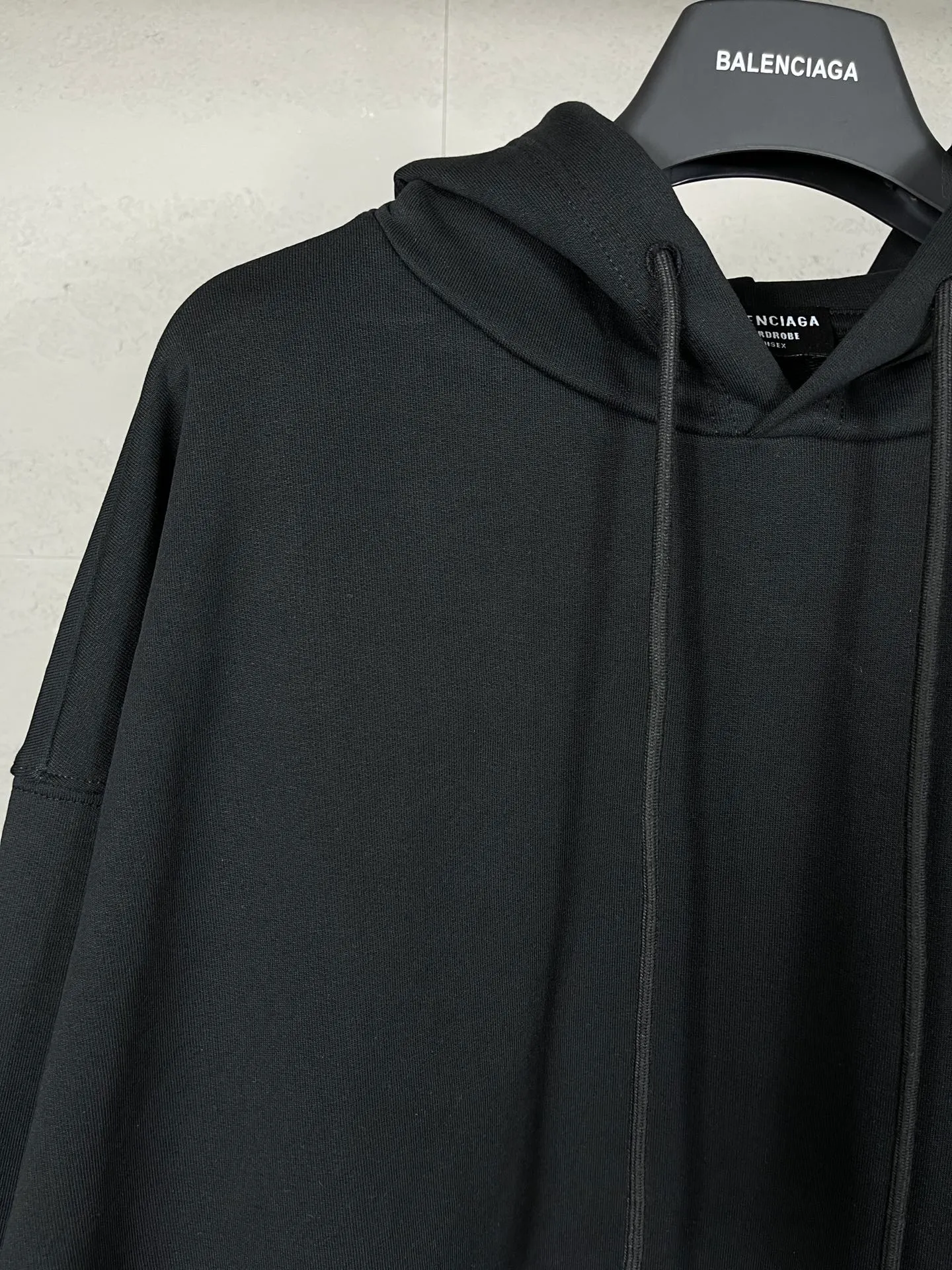 🅿️296 Actual pictures [Top version. Official website quality] BALENCI*GA/Paris. Classic model, #COLA EMBODIMENT HOODED LONG SLEEVE Sweatshirt# The fabric is made of Paris ZP custom-woven and dyed cotton terry sweatshirt, with a weight of 450 grams. The cloth surface is clean. The cloth pattern is clear, soft and comfortable. The threads are dyed with no color difference. The classic letter LOGO pattern is embroidered with an imported Tajima embroidery machine. The letters are clear and have a strong three-dimensional effect. Restored brick cabinets. Welcome to compare. The version adopts OS loose shoulder version. Same style for men and women. Code: BL238035 Color: black, white, cement white, dark gray Size: XS S M L