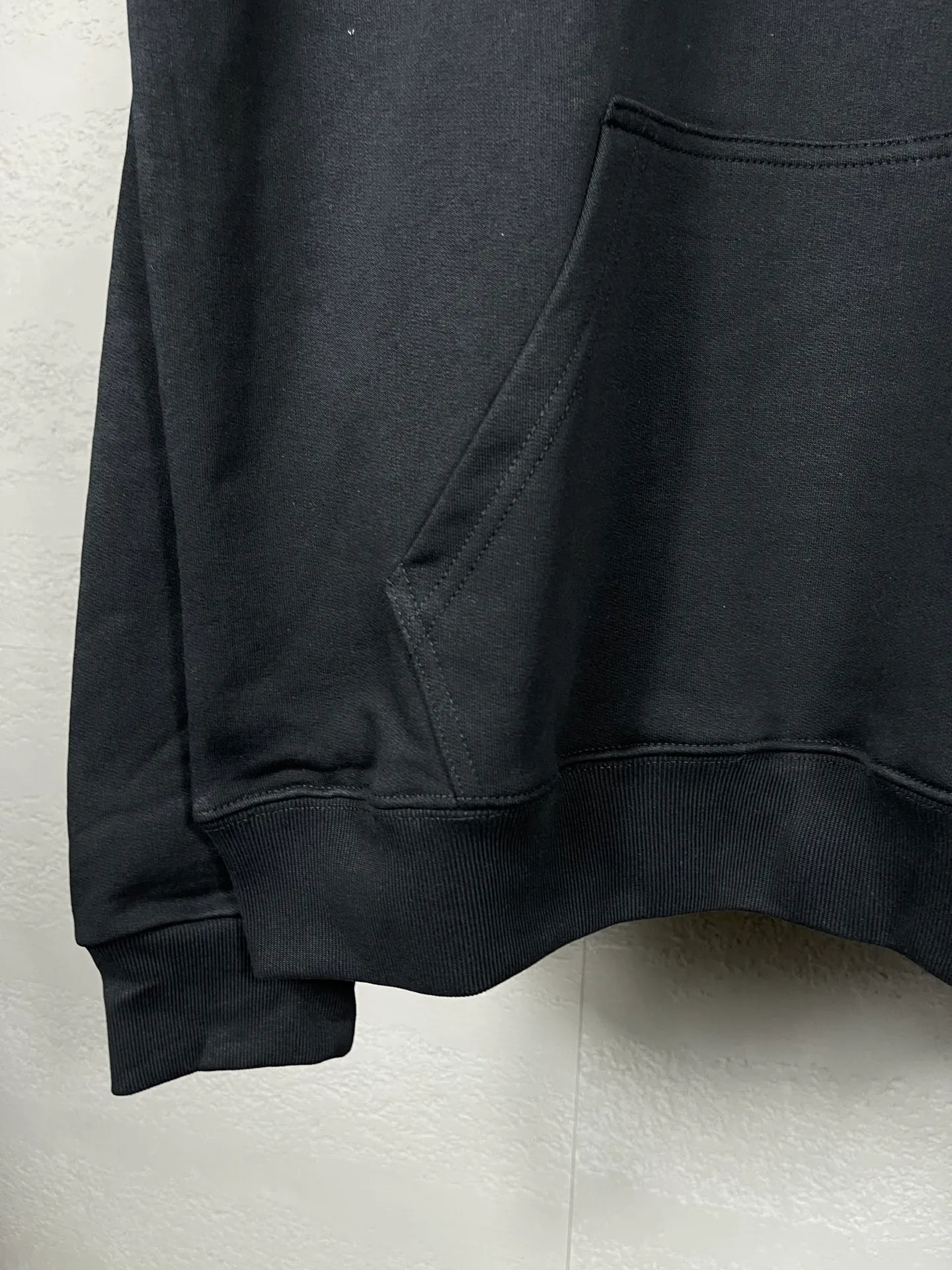 🅿️296 Actual pictures [Top version. Official website quality] BALENCI*GA/Paris. Classic model, #COLA EMBODIMENT HOODED LONG SLEEVE Sweatshirt# The fabric is made of Paris ZP custom-woven and dyed cotton terry sweatshirt, with a weight of 450 grams. The cloth surface is clean. The cloth pattern is clear, soft and comfortable. The threads are dyed with no color difference. The classic letter LOGO pattern is embroidered with an imported Tajima embroidery machine. The letters are clear and have a strong three-dimensional effect. Restored brick cabinets. Welcome to compare. The version adopts OS loose shoulder version. Same style for men and women. Code: BL238035 Color: black, white, cement white, dark gray Size: XS S M L