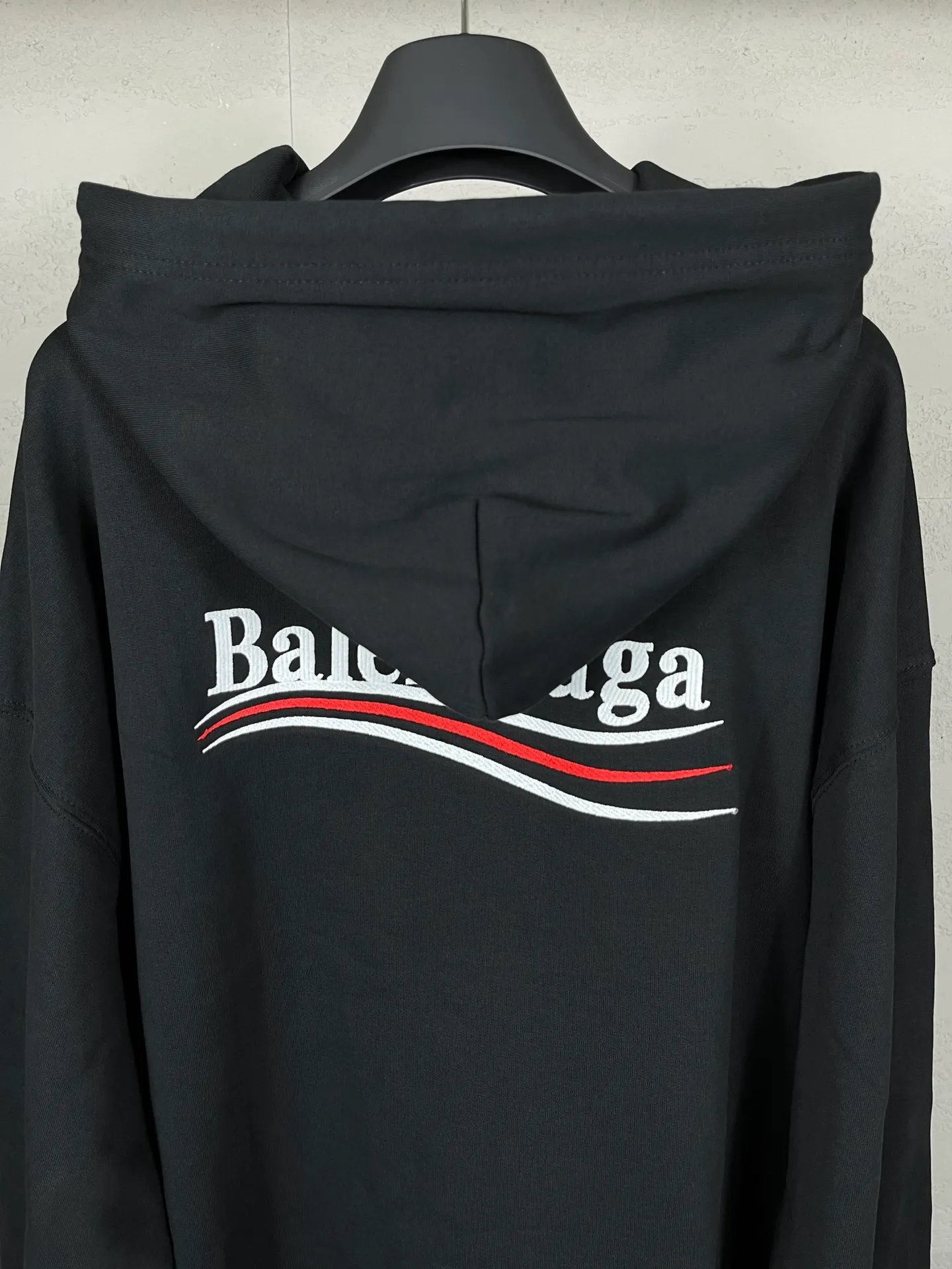 🅿️296 Actual pictures [Top version. Official website quality] BALENCI*GA/Paris. Classic model, #COLA EMBODIMENT HOODED LONG SLEEVE Sweatshirt# The fabric is made of Paris ZP custom-woven and dyed cotton terry sweatshirt, with a weight of 450 grams. The cloth surface is clean. The cloth pattern is clear, soft and comfortable. The threads are dyed with no color difference. The classic letter LOGO pattern is embroidered with an imported Tajima embroidery machine. The letters are clear and have a strong three-dimensional effect. Restored brick cabinets. Welcome to compare. The version adopts OS loose shoulder version. Same style for men and women. Code: BL238035 Color: black, white, cement white, dark gray Size: XS S M L