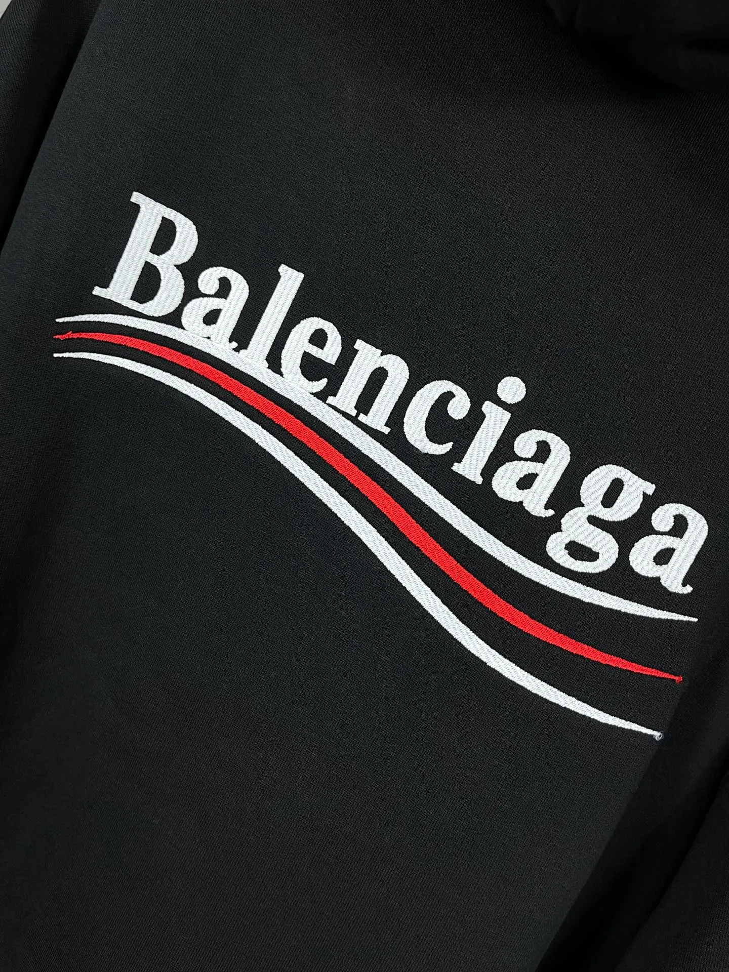 🅿️296 Actual pictures [Top version. Official website quality] BALENCI*GA/Paris. Classic model, #COLA EMBODIMENT HOODED LONG SLEEVE Sweatshirt# The fabric is made of Paris ZP custom-woven and dyed cotton terry sweatshirt, with a weight of 450 grams. The cloth surface is clean. The cloth pattern is clear, soft and comfortable. The threads are dyed with no color difference. The classic letter LOGO pattern is embroidered with an imported Tajima embroidery machine. The letters are clear and have a strong three-dimensional effect. Restored brick cabinets. Welcome to compare. The version adopts OS loose shoulder version. Same style for men and women. Code: BL238035 Color: black, white, cement white, dark gray Size: XS S M L