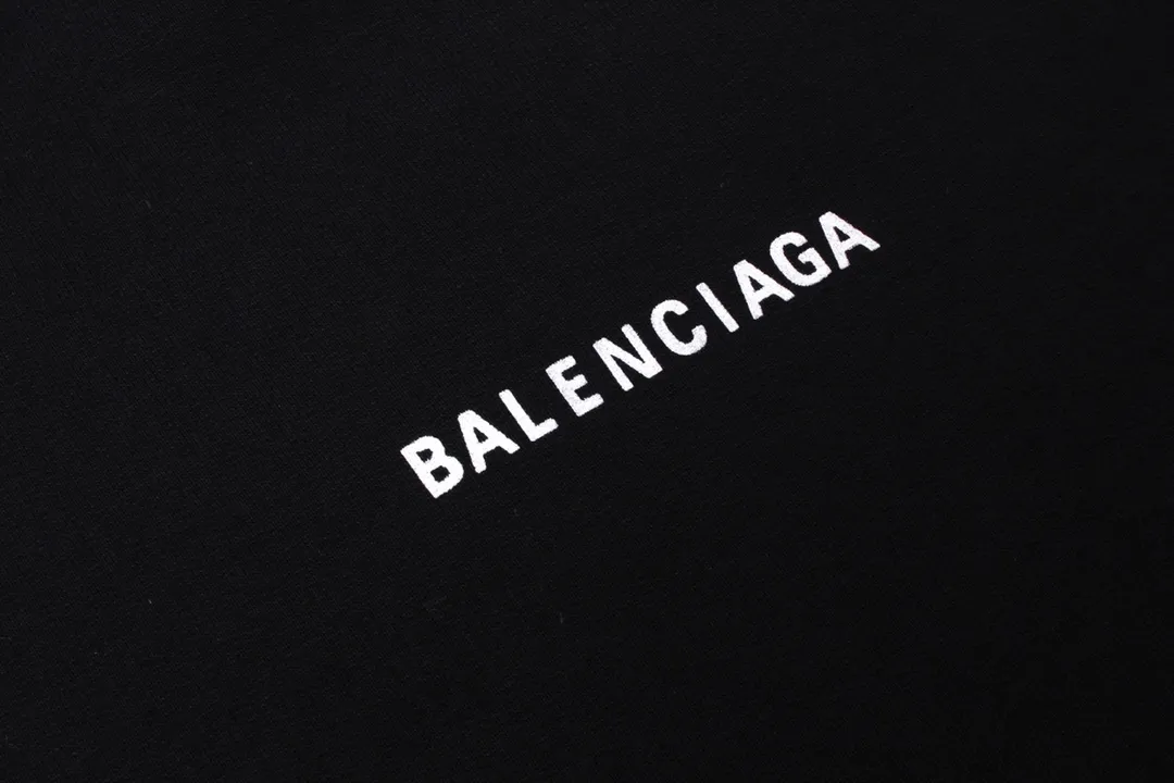 🅿️290 Detailed picture [Top version. Official website quality] BALENCI*GA/Paris#Classic model. Classic letter printed hooded sweatshirt on the front and back. Brick cabinet synchronization. Welcome to compare! The fabric is made of Paris ZP custom-woven and dyed cotton terry sweatshirt. The weight is 450 grams. The cloth surface is clean. The cloth pattern is clear, soft and comfortable. The threads are dyed with no color difference. The classic pattern is printed with environmentally friendly imported materials, precision printing screen, the letters are clear, the effect is three-dimensional, and the brick cabinet is restored. The version adopts OS loose shoulder design. Same style for men and women. Coding: BL238026 Color: black, beige, blue Size: XS S M L