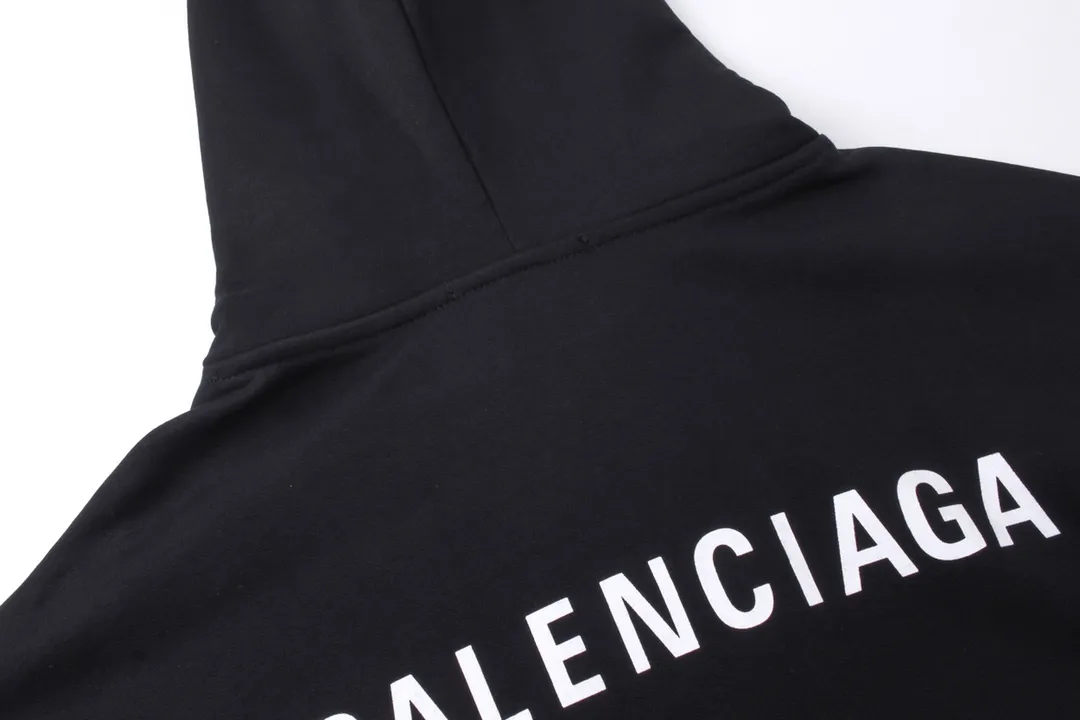 🅿️290 Detailed picture [Top version. Official website quality] BALENCI*GA/Paris#Classic model. Classic letter printed hooded sweatshirt on the front and back. Brick cabinet synchronization. Welcome to compare! The fabric is made of Paris ZP custom-woven and dyed cotton terry sweatshirt. The weight is 450 grams. The cloth surface is clean. The cloth pattern is clear, soft and comfortable. The threads are dyed with no color difference. The classic pattern is printed with environmentally friendly imported materials, precision printing screen, the letters are clear, the effect is three-dimensional, and the brick cabinet is restored. The version adopts OS loose shoulder design. Same style for men and women. Coding: BL238026 Color: black, beige, blue Size: XS S M L
