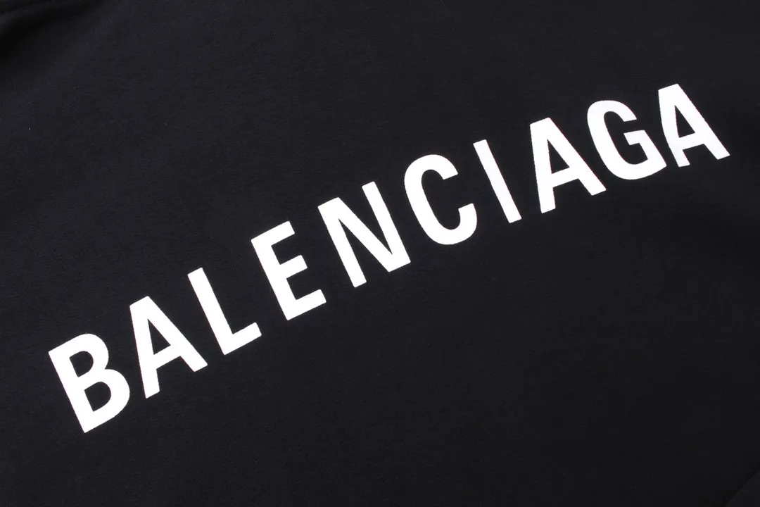 🅿️290 Detailed picture [Top version. Official website quality] BALENCI*GA/Paris#Classic model. Classic letter printed hooded sweatshirt on the front and back. Brick cabinet synchronization. Welcome to compare! The fabric is made of Paris ZP custom-woven and dyed cotton terry sweatshirt. The weight is 450 grams. The cloth surface is clean. The cloth pattern is clear, soft and comfortable. The threads are dyed with no color difference. The classic pattern is printed with environmentally friendly imported materials, precision printing screen, the letters are clear, the effect is three-dimensional, and the brick cabinet is restored. The version adopts OS loose shoulder design. Same style for men and women. Coding: BL238026 Color: black, beige, blue Size: XS S M L