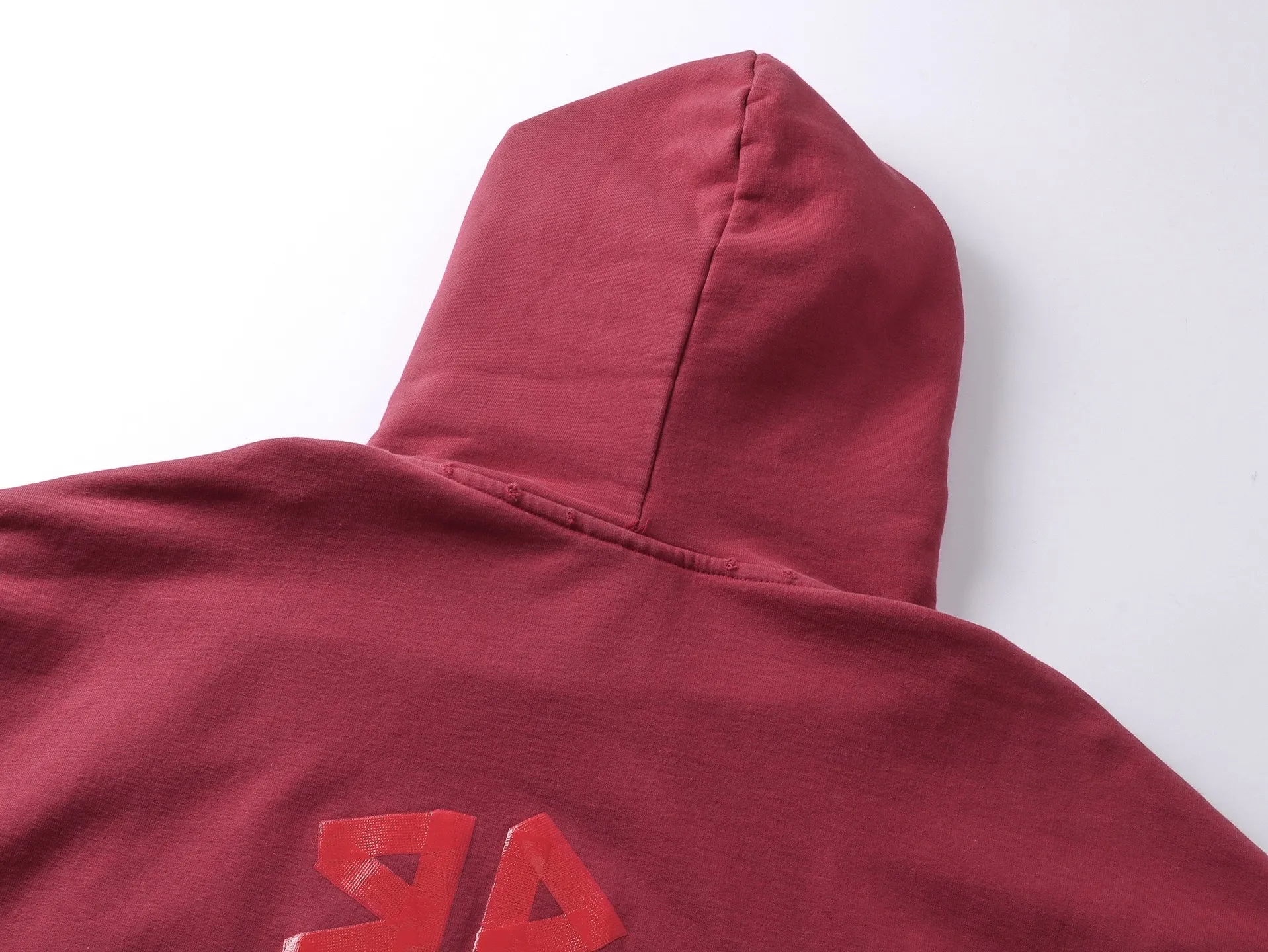 🅿️380 real photos [Top version. Official website quality] BALENCI*GA/Paris. 23ss latest classic hot model. Purchase the original board at the first time. Color. Printing. Washing. Production and authenticity. Wrong version in Jubie market. Welcome to compare. Tape direct printing. Ready-to-wear hooded sweatshirt washed and worn twice. The brick cabinet is synchronized. The fabric is made of Paris ZP custom-woven and dyed cotton sweatshirt. The weight is 450 grams. The cloth surface is clean. The cloth pattern is clear, soft and comfortable, and the threads are dyed with no color difference. The classic pattern adopts Kornit imported direct injection. The letters are clear and the effect is three-dimensional. Restored brick cabinet. The garments were washed and aged, and polished by many hands. Produced by ultra-heavy craftsmanship, special market currency. Note⚠️ZP fabric is made of fine-grained yarn. Pay attention to the big difference! Welcome to compare! The version adopts OS loose shoulder version. The same style for men and women. Code: BL238016 Color: dark gray blue, Paris blue, washed black, burgundy, fluorescent yellow, green, floral gray, sky blue, khaki, rose red Size: XS S M L
