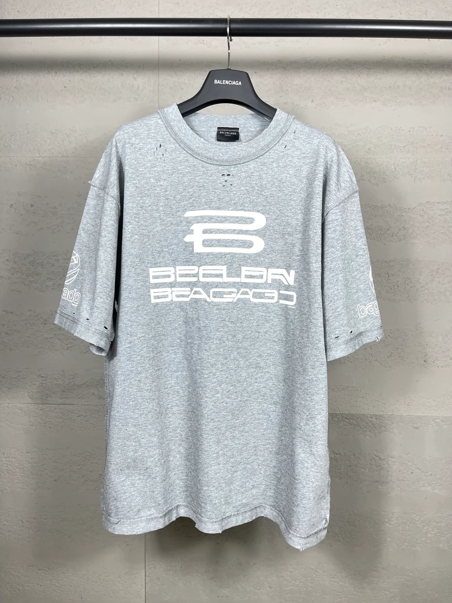 🅿️194 Real photos [Top version. Official website quality] BALENCI*GA/Paris AI GENERATED series new T-shirt #2024 new style. The reverse stitching design is full of sense. The front, back, left and right sleeves are printed with the new LOGO. The ready-made clothes are washed and worn. Notice! ️The original version of this style is made with reverse stitching. It is worn, washed and distressed. This is the normal practice in the Jubie market. The black and gray cuff prints are different. #2024 Spring and Summer Brick Cabinet Synchronization Welcome to compare. The fabric is made of Paris ZP custom-woven and dyed cotton double yarn, with a weight of 260 grams. The cloth surface is clean. The cloth pattern is clear, soft and comfortable. The threads are dyed with no color difference. The classic letter LOGO is printed with imported environmentally friendly glue. The letters are clear and the effect is three-dimensional. Restore the brick cabinet, adopt OS loose shoulder style. Same style for men and women. Code: BL223335 Color: black, light gray, white. Size: XS to L