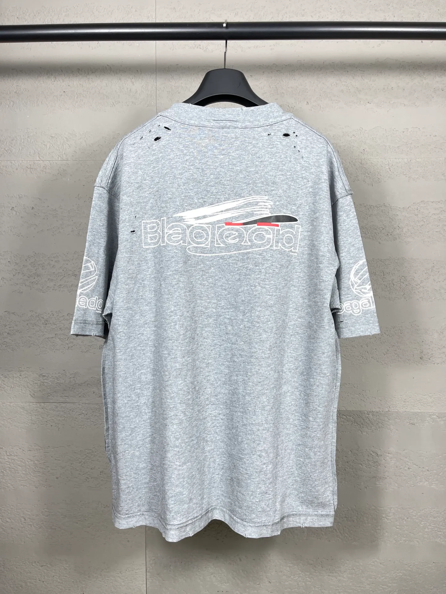 🅿️194 Real photos [Top version. Official website quality] BALENCI*GA/Paris AI GENERATED series new T-shirt #2024 new style. The reverse stitching design is full of sense. The front, back, left and right sleeves are printed with the new LOGO. The ready-made clothes are washed and worn. Notice! ️The original version of this style is made with reverse stitching. It is worn, washed and distressed. This is the normal practice in the Jubie market. The black and gray cuff prints are different. #2024 Spring and Summer Brick Cabinet Synchronization Welcome to compare. The fabric is made of Paris ZP custom-woven and dyed cotton double yarn, with a weight of 260 grams. The cloth surface is clean. The cloth pattern is clear, soft and comfortable. The threads are dyed with no color difference. The classic letter LOGO is printed with imported environmentally friendly glue. The letters are clear and the effect is three-dimensional. Restore the brick cabinet, adopt OS loose shoulder style. Same style for men and women. Code: BL223335 Color: black, light gray, white. Size: XS to L