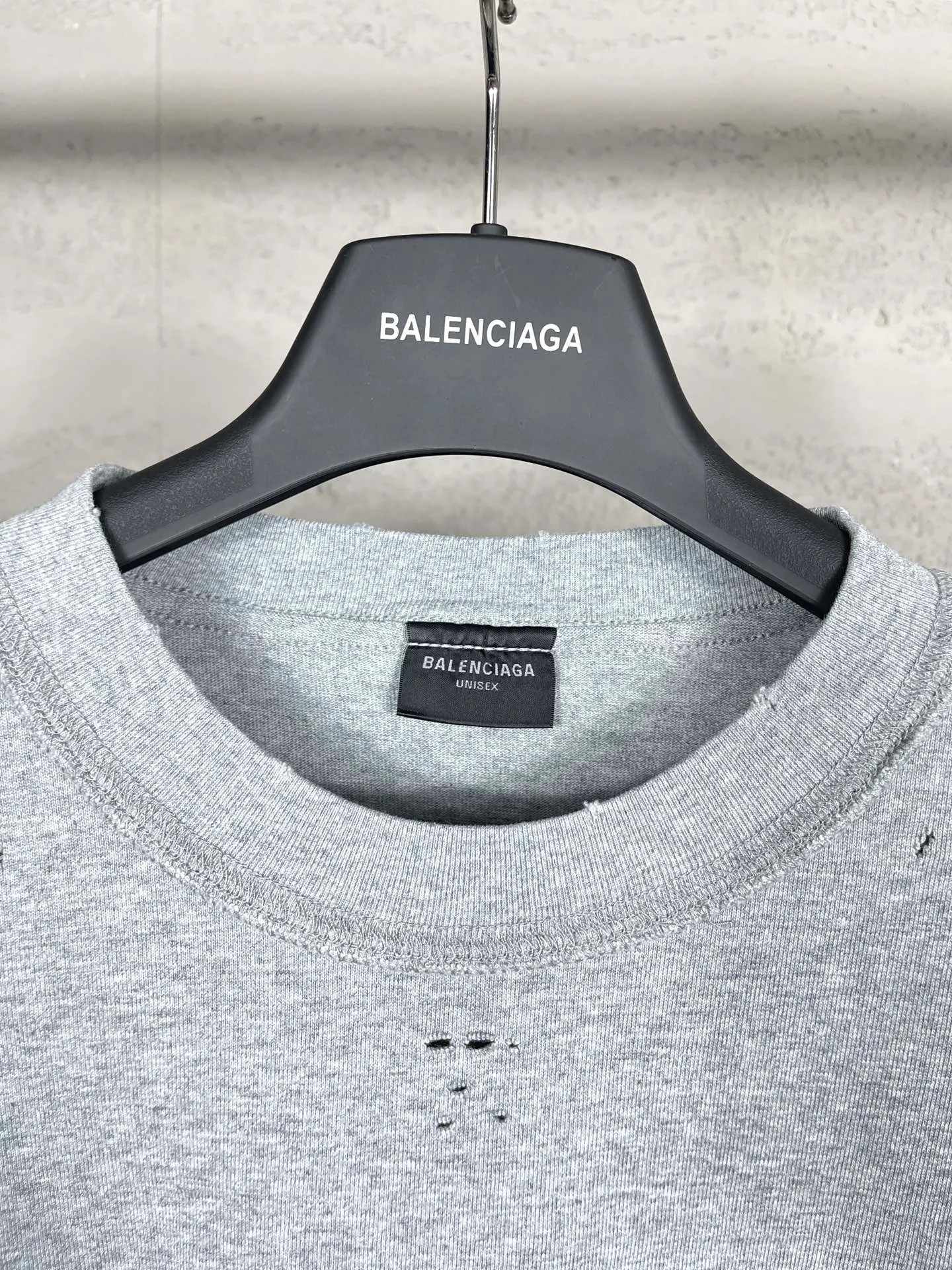 🅿️194 Real photos [Top version. Official website quality] BALENCI*GA/Paris AI GENERATED series new T-shirt #2024 new style. The reverse stitching design is full of sense. The front, back, left and right sleeves are printed with the new LOGO. The ready-made clothes are washed and worn. Notice! ️The original version of this style is made with reverse stitching. It is worn, washed and distressed. This is the normal practice in the Jubie market. The black and gray cuff prints are different. #2024 Spring and Summer Brick Cabinet Synchronization Welcome to compare. The fabric is made of Paris ZP custom-woven and dyed cotton double yarn, with a weight of 260 grams. The cloth surface is clean. The cloth pattern is clear, soft and comfortable. The threads are dyed with no color difference. The classic letter LOGO is printed with imported environmentally friendly glue. The letters are clear and the effect is three-dimensional. Restore the brick cabinet, adopt OS loose shoulder style. Same style for men and women. Code: BL223335 Color: black, light gray, white. Size: XS to L