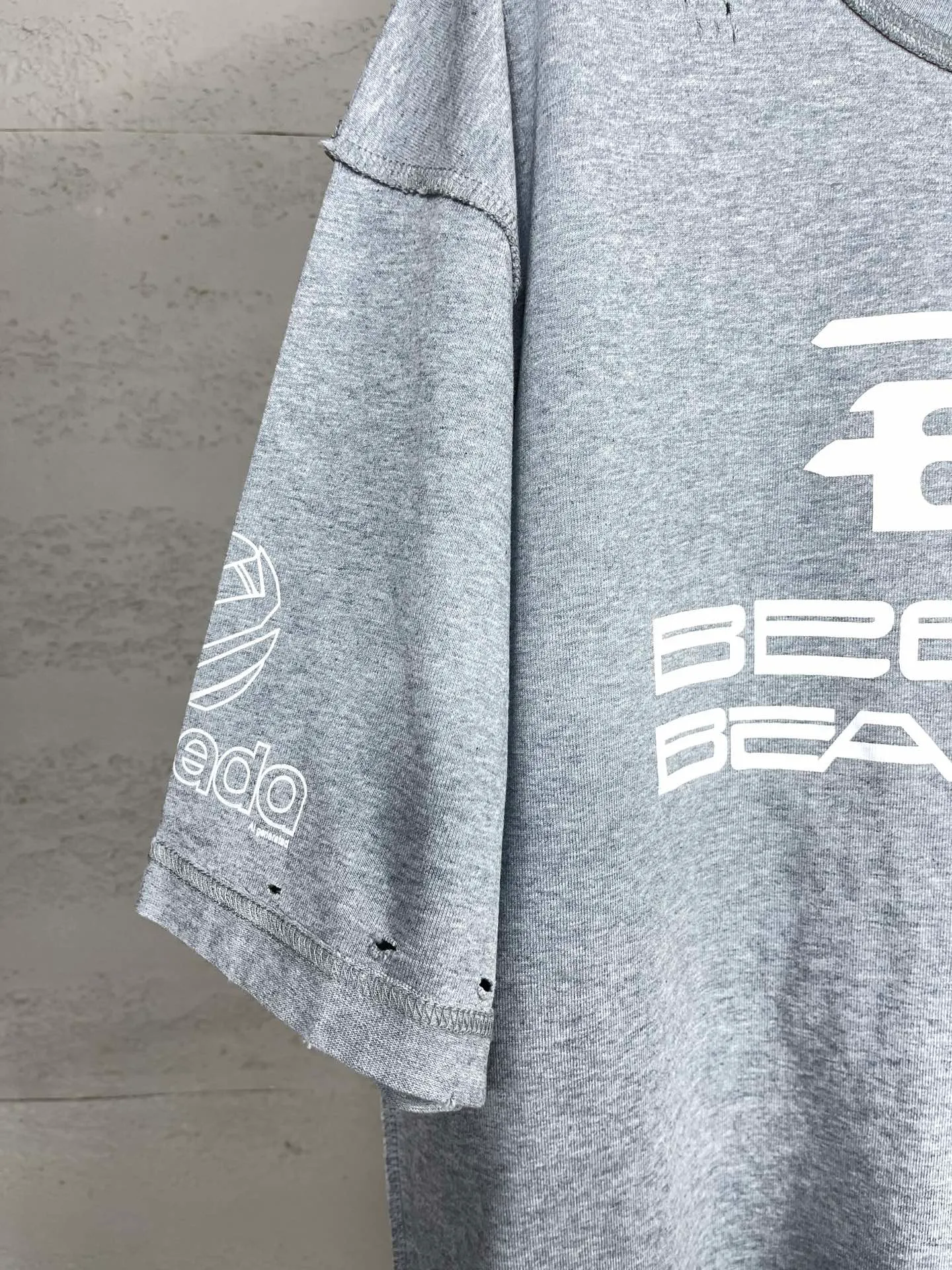 🅿️194 Real photos [Top version. Official website quality] BALENCI*GA/Paris AI GENERATED series new T-shirt #2024 new style. The reverse stitching design is full of sense. The front, back, left and right sleeves are printed with the new LOGO. The ready-made clothes are washed and worn. Notice! ️The original version of this style is made with reverse stitching. It is worn, washed and distressed. This is the normal practice in the Jubie market. The black and gray cuff prints are different. #2024 Spring and Summer Brick Cabinet Synchronization Welcome to compare. The fabric is made of Paris ZP custom-woven and dyed cotton double yarn, with a weight of 260 grams. The cloth surface is clean. The cloth pattern is clear, soft and comfortable. The threads are dyed with no color difference. The classic letter LOGO is printed with imported environmentally friendly glue. The letters are clear and the effect is three-dimensional. Restore the brick cabinet, adopt OS loose shoulder style. Same style for men and women. Code: BL223335 Color: black, light gray, white. Size: XS to L