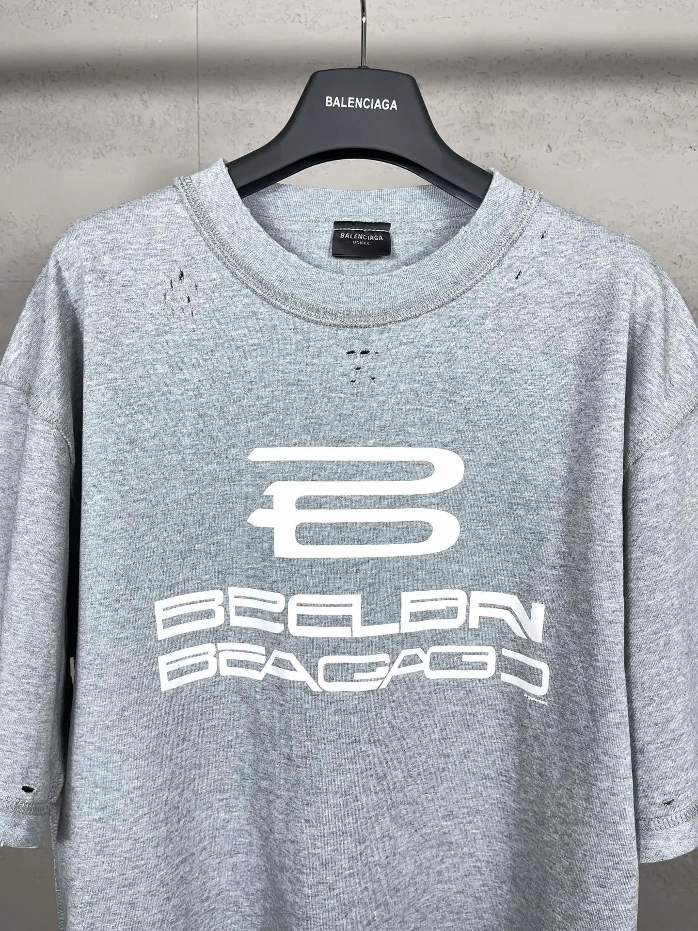 🅿️194 Real photos [Top version. Official website quality] BALENCI*GA/Paris AI GENERATED series new T-shirt #2024 new style. The reverse stitching design is full of sense. The front, back, left and right sleeves are printed with the new LOGO. The ready-made clothes are washed and worn. Notice! ️The original version of this style is made with reverse stitching. It is worn, washed and distressed. This is the normal practice in the Jubie market. The black and gray cuff prints are different. #2024 Spring and Summer Brick Cabinet Synchronization Welcome to compare. The fabric is made of Paris ZP custom-woven and dyed cotton double yarn, with a weight of 260 grams. The cloth surface is clean. The cloth pattern is clear, soft and comfortable. The threads are dyed with no color difference. The classic letter LOGO is printed with imported environmentally friendly glue. The letters are clear and the effect is three-dimensional. Restore the brick cabinet, adopt OS loose shoulder style. Same style for men and women. Code: BL223335 Color: black, light gray, white. Size: XS to L