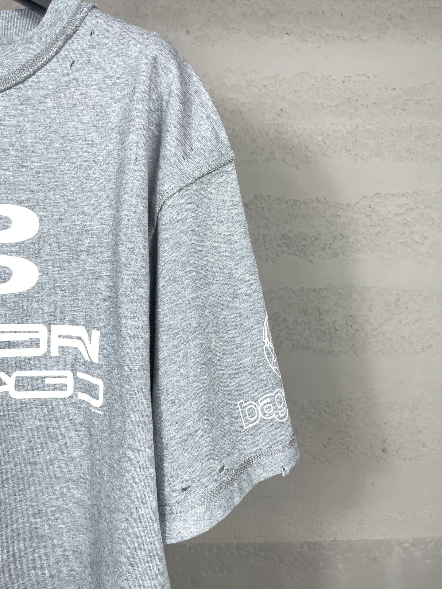 🅿️194 Real photos [Top version. Official website quality] BALENCI*GA/Paris AI GENERATED series new T-shirt #2024 new style. The reverse stitching design is full of sense. The front, back, left and right sleeves are printed with the new LOGO. The ready-made clothes are washed and worn. Notice! ️The original version of this style is made with reverse stitching. It is worn, washed and distressed. This is the normal practice in the Jubie market. The black and gray cuff prints are different. #2024 Spring and Summer Brick Cabinet Synchronization Welcome to compare. The fabric is made of Paris ZP custom-woven and dyed cotton double yarn, with a weight of 260 grams. The cloth surface is clean. The cloth pattern is clear, soft and comfortable. The threads are dyed with no color difference. The classic letter LOGO is printed with imported environmentally friendly glue. The letters are clear and the effect is three-dimensional. Restore the brick cabinet, adopt OS loose shoulder style. Same style for men and women. Code: BL223335 Color: black, light gray, white. Size: XS to L