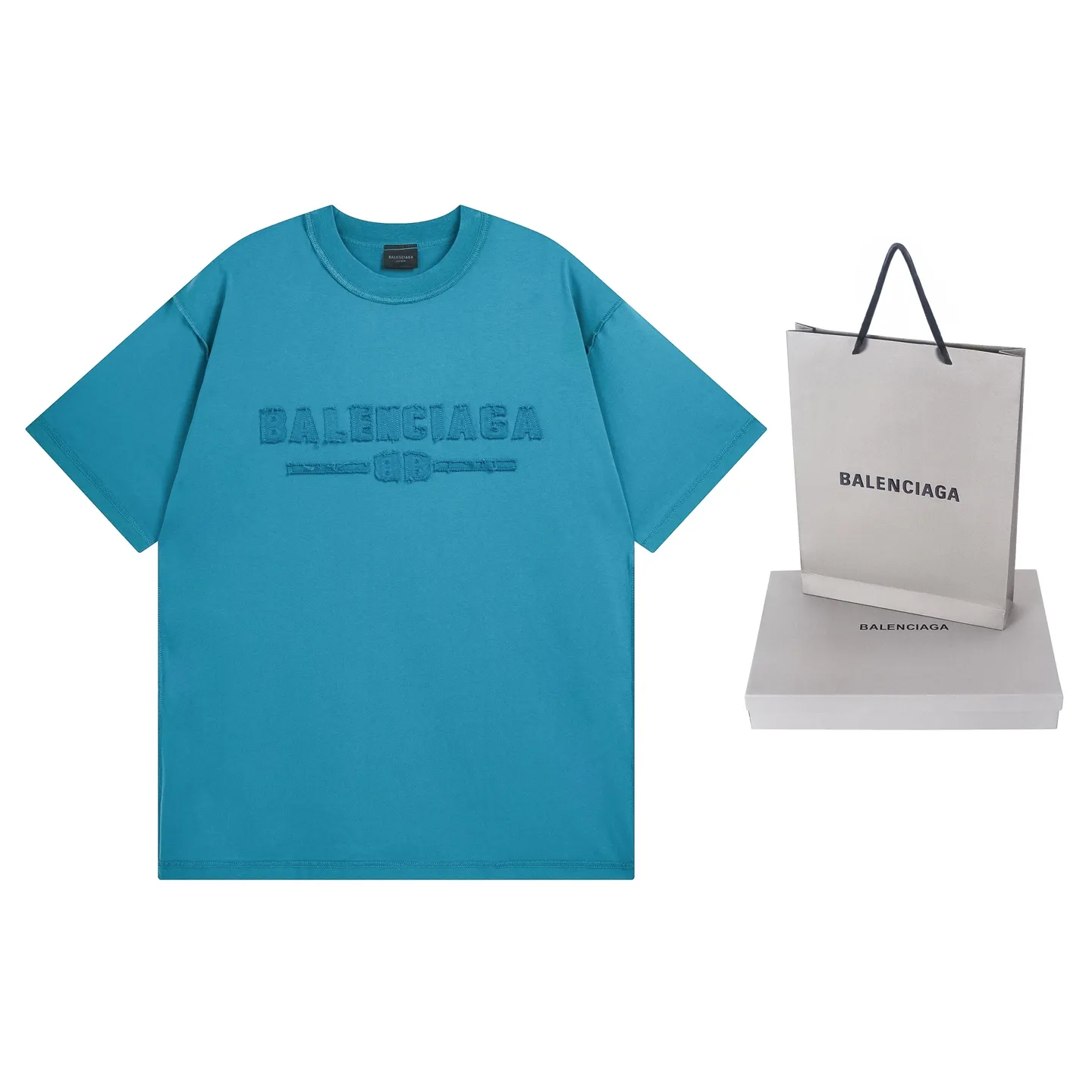 🅿️200 Actual pictures [Top version. Official website quality] BALENCI*GA/Paris #2025 new style washed short-sleeved T-shirt with letter LOGO chest patch embroidery, ready-to-wear stitching on the reverse side, ready-to-wear wash, full of design sense. Welcome to compare. The fabric is made of Paris ZP custom-woven and dyed cotton double yarn, weighing 260 grams, the cloth surface is clean. The cloth pattern is clear, soft and comfortable. The threads are dyed with no color difference. The classic letter LOGO is embroidered with imported Tajima embroidery machine. The effect is three-dimensional. Restore the brick cabinet, adopt OS loose shoulder style. Same style for men and women. Code: BL253639 Color: washed black, matte blue, green Size: XS S M L