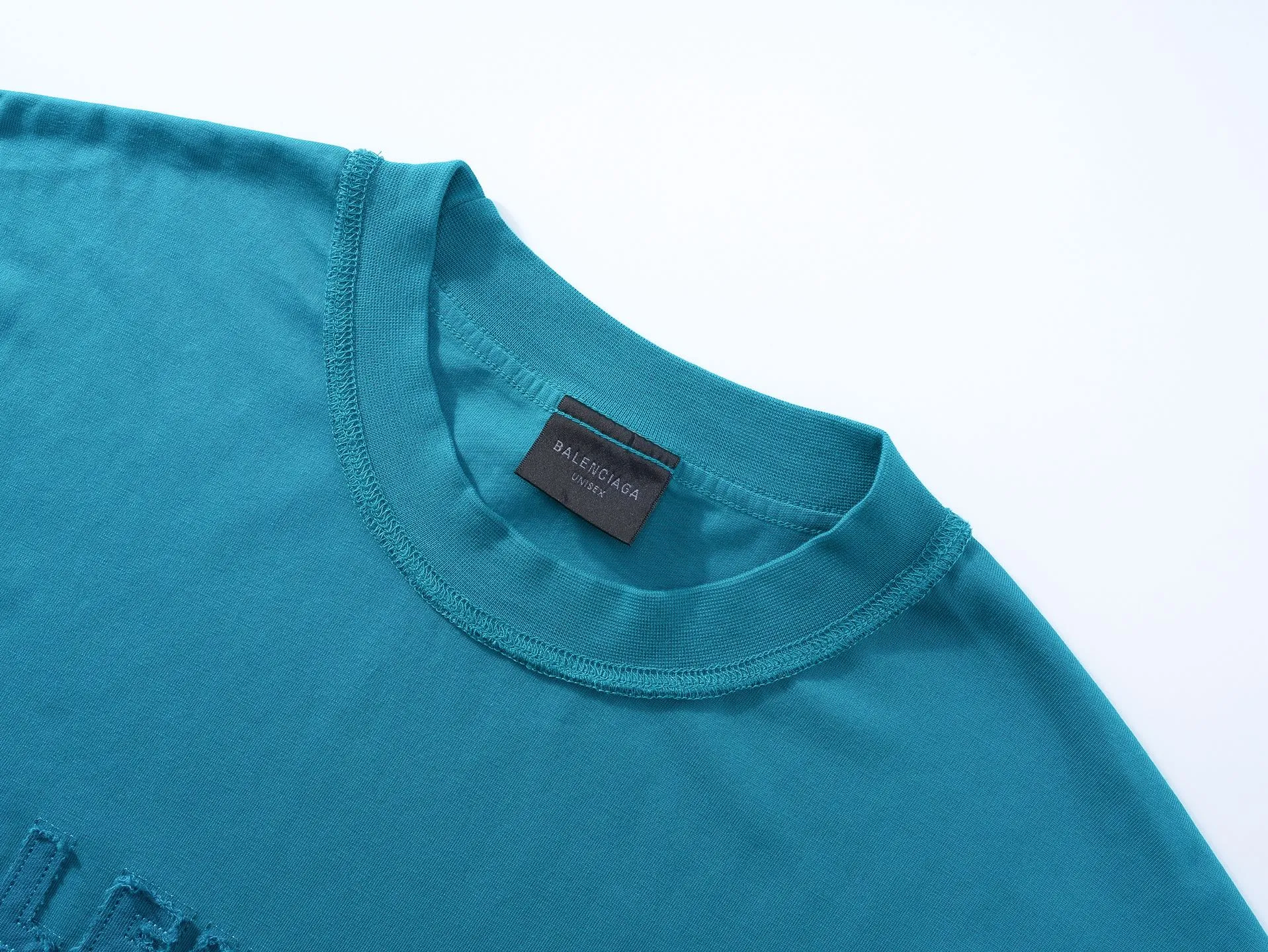 🅿️200 Actual pictures [Top version. Official website quality] BALENCI*GA/Paris #2025 new style washed short-sleeved T-shirt with letter LOGO chest patch embroidery, ready-to-wear stitching on the reverse side, ready-to-wear wash, full of design sense. Welcome to compare. The fabric is made of Paris ZP custom-woven and dyed cotton double yarn, weighing 260 grams, the cloth surface is clean. The cloth pattern is clear, soft and comfortable. The threads are dyed with no color difference. The classic letter LOGO is embroidered with imported Tajima embroidery machine. The effect is three-dimensional. Restore the brick cabinet, adopt OS loose shoulder style. Same style for men and women. Code: BL253639 Color: washed black, matte blue, green Size: XS S M L