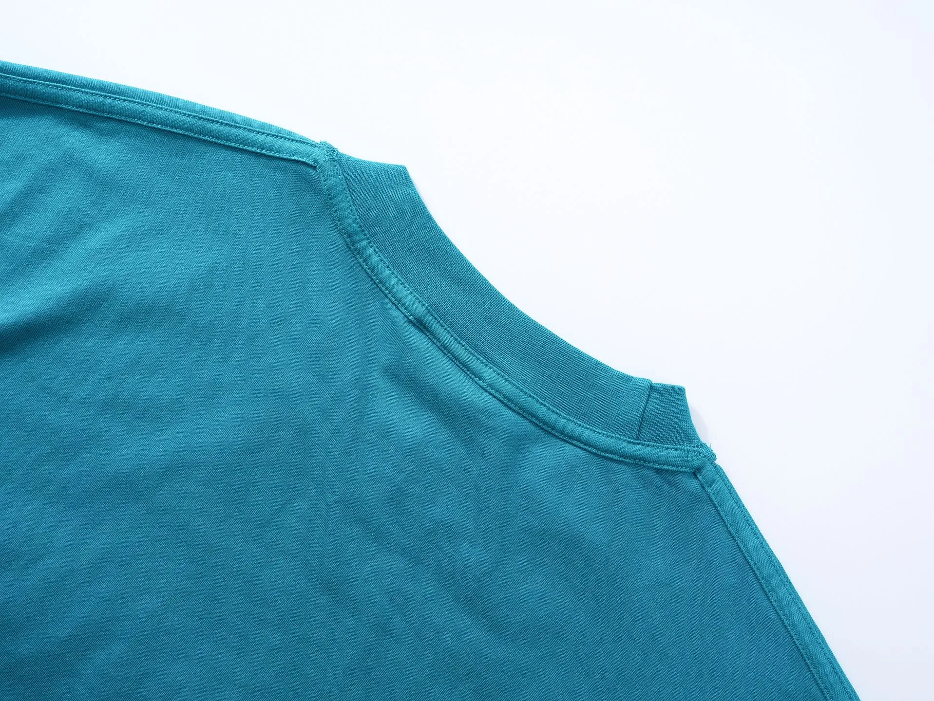 🅿️200 Actual pictures [Top version. Official website quality] BALENCI*GA/Paris #2025 new style washed short-sleeved T-shirt with letter LOGO chest patch embroidery, ready-to-wear stitching on the reverse side, ready-to-wear wash, full of design sense. Welcome to compare. The fabric is made of Paris ZP custom-woven and dyed cotton double yarn, weighing 260 grams, the cloth surface is clean. The cloth pattern is clear, soft and comfortable. The threads are dyed with no color difference. The classic letter LOGO is embroidered with imported Tajima embroidery machine. The effect is three-dimensional. Restore the brick cabinet, adopt OS loose shoulder style. Same style for men and women. Code: BL253639 Color: washed black, matte blue, green Size: XS S M L
