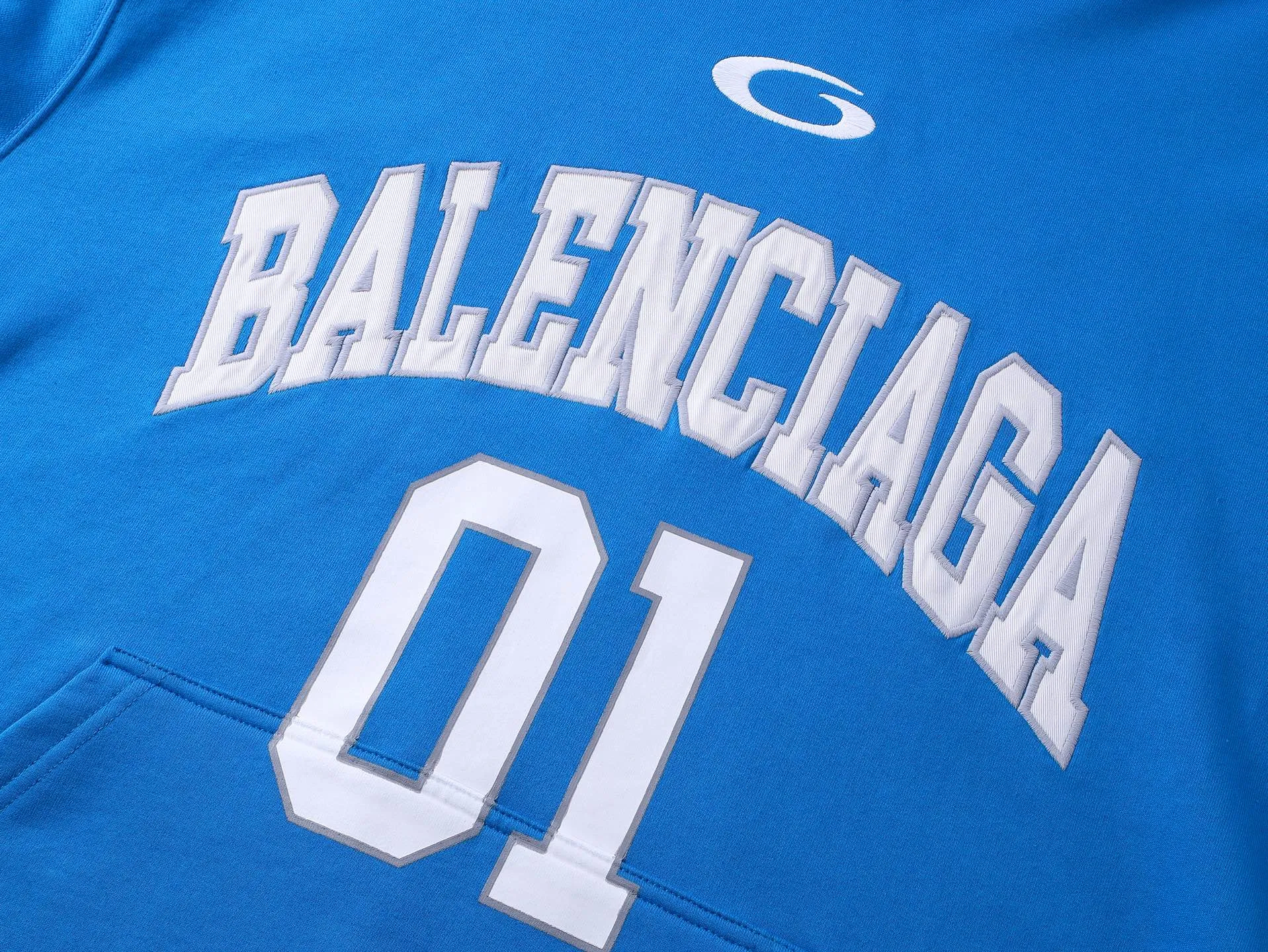 🅿️350 Actual pictures [Top version. Official website quality] BALENCI*GA/Paris.SS25 latest basketball uniform embroidered printed hooded long-sleeved sweatshirt. The front embroidery is embroidered and printed using a Tajima computer embroidery machine, the lower left corner is stamped, and the back piece is printed. The brick cabinets are synchronized. The authentic product is developed at the first time. The fabric is made of Paris ZP custom-woven and dyed cotton sweatshirt. Weighing 460 grams, the cloth surface is clean. The cloth pattern is clear, soft and comfortable. The threads are dyed with no color difference. The printing uses environmentally friendly imported materials, the letters are clear and the effect is three-dimensional. The version adopts OS loose shoulder design. Same style for men and women. Code: BL258959 Color: Black Purple Blue Green Size: XS S M L