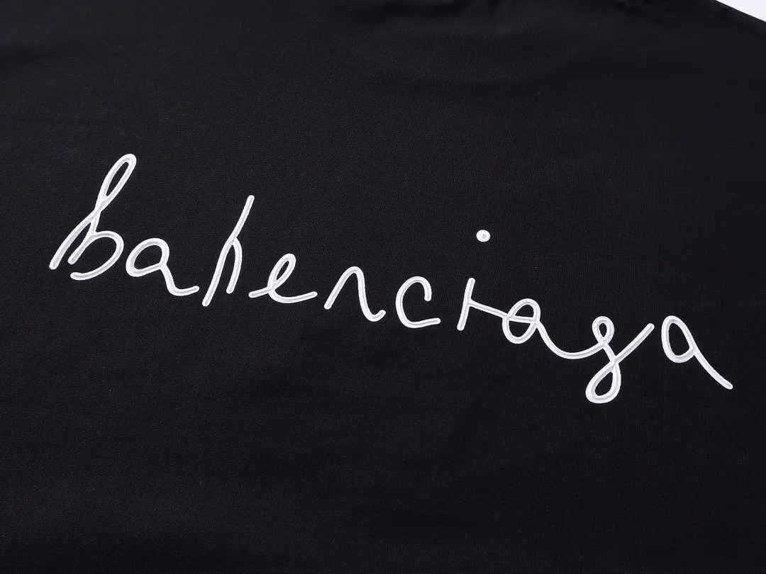 🅿️180 real photos [Top version. Official website quality] BALENCI*GA/Paris. SS24 Paris Chinese Valentine's Day limited edition love LOGO print, finished product washed and worn short-sleeved T-shirt. Brick cabinet synchronization. Genuine product developed at the first time, happy to print and compare! The fabric is made of Paris ZP custom-woven and dyed cotton double yarn. Weighing 260 grams, the cloth surface is clean. The cloth pattern is clear, soft and comfortable. The threads are dyed with no color difference. The printing uses environmentally friendly imported materials. The letters are clear and the effect is three-dimensional. The version adopts OS loose shoulder design. Same style for men and women. Code: BL223606 Color: black, pink Size: XS S M L
