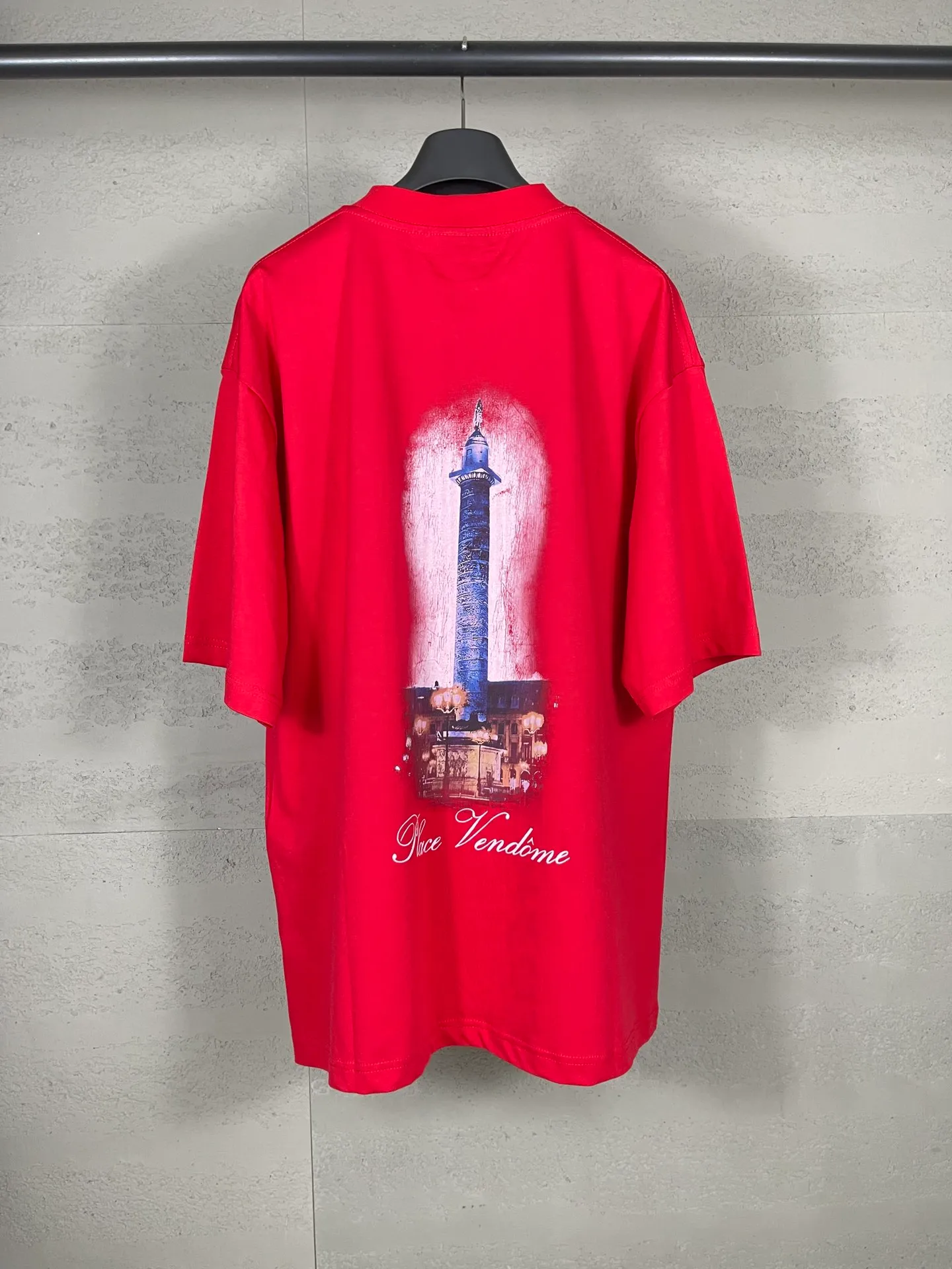 🅿️186 real shots [Top version. Official website quality] BALENCI*GA/Paris. SS24 new Balenciaga Vogue co-branded series. Front and rear LOGO direct-printed short-sleeved T-shirt. Brick cabinet synchronization. Genuine product developed at the first time, happy to print and compare! The fabric is made of Paris ZP custom-woven and dyed cotton double yarn. Weighing 260 grams, the cloth surface is clean. The cloth pattern is clear, soft and comfortable. The threads are dyed with no color difference. The printing is made of environmentally friendly imported materials with direct inkjet printing. The pattern letters are clear and the effect is three-dimensional. The version adopts OS loose shoulder style. Same style for men and women. Code: BL223399 Color: black, red, off-white Size: XS S M L