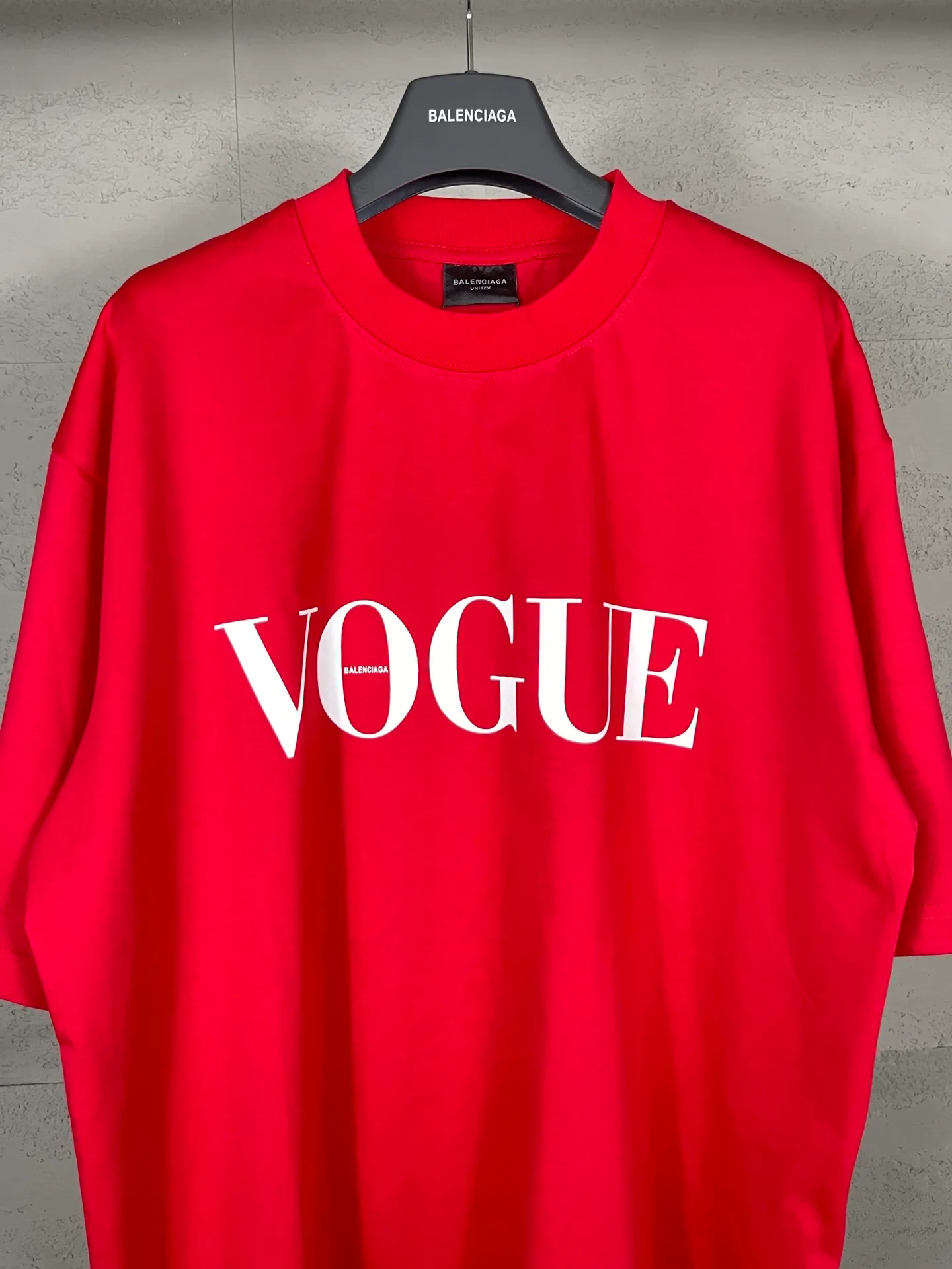 🅿️186 real shots [Top version. Official website quality] BALENCI*GA/Paris. SS24 new Balenciaga Vogue co-branded series. Front and rear LOGO direct-printed short-sleeved T-shirt. Brick cabinet synchronization. Genuine product developed at the first time, happy to print and compare! The fabric is made of Paris ZP custom-woven and dyed cotton double yarn. Weighing 260 grams, the cloth surface is clean. The cloth pattern is clear, soft and comfortable. The threads are dyed with no color difference. The printing is made of environmentally friendly imported materials with direct inkjet printing. The pattern letters are clear and the effect is three-dimensional. The version adopts OS loose shoulder style. Same style for men and women. Code: BL223399 Color: black, red, off-white Size: XS S M L