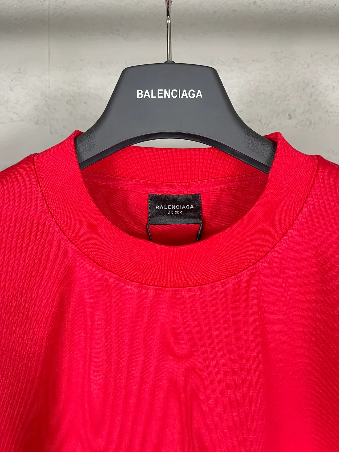 🅿️186 real shots [Top version. Official website quality] BALENCI*GA/Paris. SS24 new Balenciaga Vogue co-branded series. Front and rear LOGO direct-printed short-sleeved T-shirt. Brick cabinet synchronization. Genuine product developed at the first time, happy to print and compare! The fabric is made of Paris ZP custom-woven and dyed cotton double yarn. Weighing 260 grams, the cloth surface is clean. The cloth pattern is clear, soft and comfortable. The threads are dyed with no color difference. The printing is made of environmentally friendly imported materials with direct inkjet printing. The pattern letters are clear and the effect is three-dimensional. The version adopts OS loose shoulder style. Same style for men and women. Code: BL223399 Color: black, red, off-white Size: XS S M L