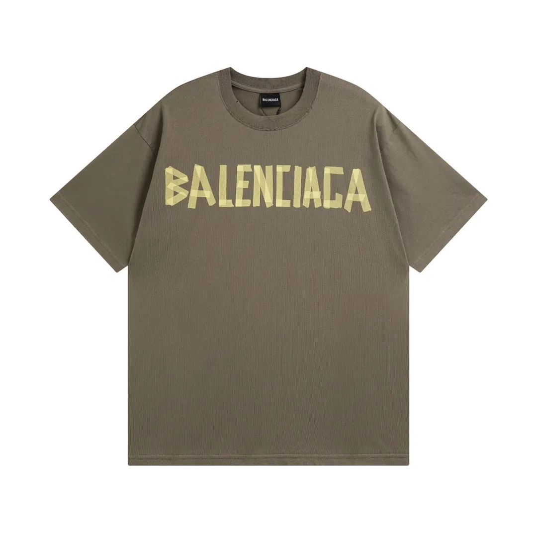 🅿️194 Detailed picture [Top version. Official website quality] BALENCI*GA/Paris. 23ss latest classic model. Tape pulp printing. Ready-to-wear washed and distressed short-sleeved T-shirt. Brick cabinet synchronization. The fabric is made of Paris ZP custom-woven and dyed 100% cotton double yarn compact cotton. The weight is 260 grams, the cloth surface is clean. The cloth pattern is clear, soft and comfortable, and the thread is dyed with no color difference. The classic pattern is printed with environmentally friendly imported materials, and the tape pattern is glued. The letters are clear and the effect is three-dimensional. Restored brick cabinet. The garments were washed and aged, and polished by many hands. Produced by ultra-heavy craftsmanship, the market currency is very different, welcome to compare.                                 Note⚠️ZP is made of iron gray garments that are washed and distressed. Pay attention to the big difference! Welcome to compare! The version adopts OS loose shoulder version. The same style for men and women. Code: BL223089 Color: iron gray, white, fluorescent green, gray blue, coffee color, fog blue, beige gray, burgundy, green, floral gray Size: XS S M L