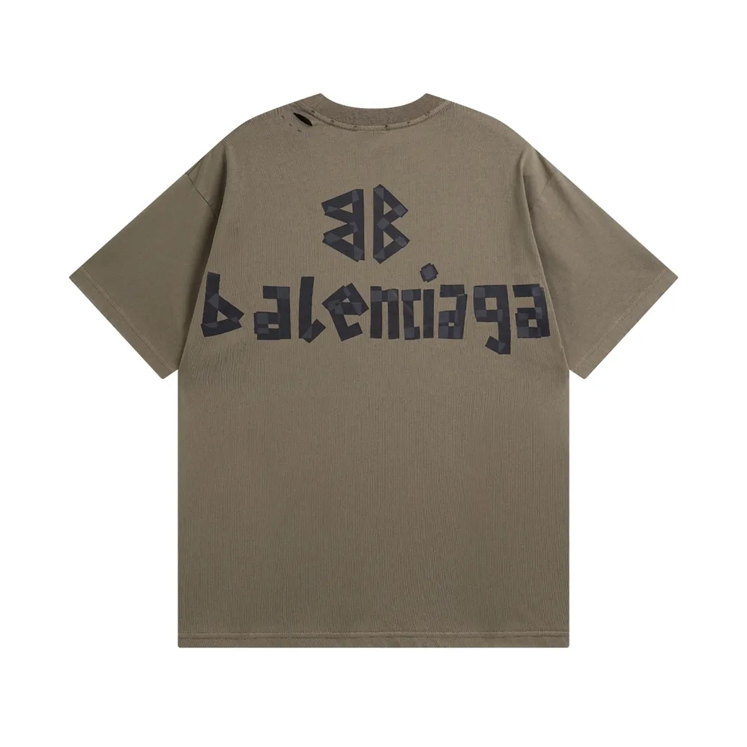 🅿️194 Detailed picture [Top version. Official website quality] BALENCI*GA/Paris. 23ss latest classic model. Tape pulp printing. Ready-to-wear washed and distressed short-sleeved T-shirt. Brick cabinet synchronization. The fabric is made of Paris ZP custom-woven and dyed 100% cotton double yarn compact cotton. The weight is 260 grams, the cloth surface is clean. The cloth pattern is clear, soft and comfortable, and the thread is dyed with no color difference. The classic pattern is printed with environmentally friendly imported materials, and the tape pattern is glued. The letters are clear and the effect is three-dimensional. Restored brick cabinet. The garments were washed and aged, and polished by many hands. Produced by ultra-heavy craftsmanship, the market currency is very different, welcome to compare.                                 Note⚠️ZP is made of iron gray garments that are washed and distressed. Pay attention to the big difference! Welcome to compare! The version adopts OS loose shoulder version. The same style for men and women. Code: BL223089 Color: iron gray, white, fluorescent green, gray blue, coffee color, fog blue, beige gray, burgundy, green, floral gray Size: XS S M L