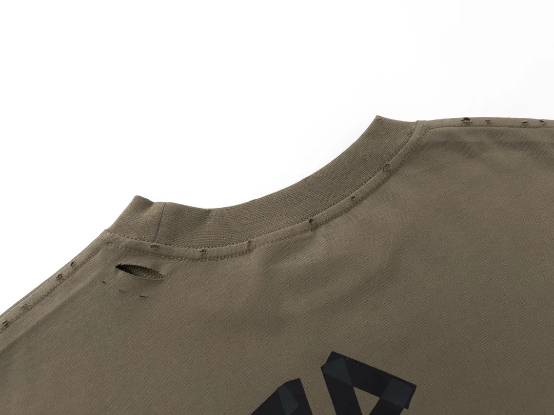 🅿️194 Detailed picture [Top version. Official website quality] BALENCI*GA/Paris. 23ss latest classic model. Tape pulp printing. Ready-to-wear washed and distressed short-sleeved T-shirt. Brick cabinet synchronization. The fabric is made of Paris ZP custom-woven and dyed 100% cotton double yarn compact cotton. The weight is 260 grams, the cloth surface is clean. The cloth pattern is clear, soft and comfortable, and the thread is dyed with no color difference. The classic pattern is printed with environmentally friendly imported materials, and the tape pattern is glued. The letters are clear and the effect is three-dimensional. Restored brick cabinet. The garments were washed and aged, and polished by many hands. Produced by ultra-heavy craftsmanship, the market currency is very different, welcome to compare.                                 Note⚠️ZP is made of iron gray garments that are washed and distressed. Pay attention to the big difference! Welcome to compare! The version adopts OS loose shoulder version. The same style for men and women. Code: BL223089 Color: iron gray, white, fluorescent green, gray blue, coffee color, fog blue, beige gray, burgundy, green, floral gray Size: XS S M L
