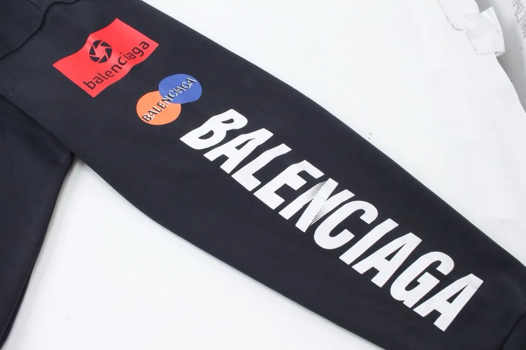 🅿️320 real photos [Top version. Official website quality] BALENCI*GA/Paris BALENCI*GA#2024 latest model, many classic full LOGO racing suits printed ready-to-wear worn hooded sweatshirts and brick cabinets synchronized. Genuine products are developed and developed in the first time. Welcome to compare! The fabric is made of Paris ZP custom-woven and dyed cotton sweatshirt. The weight is 450 grams. The cloth surface is clean. The cloth pattern is clear. It is soft and comfortable. It has good color fastness and is not easy to change color. The threads are woven and dyed with no color difference. The printing is done by computer direct printing, with a three-dimensional effect. The garments are distressed and worn, with ultra-high craftsmanship. The version adopts the OS loose shoulder style. Same style for men and women. Coding: BL238009 Color: white, dark blue gray Size: XS S M L