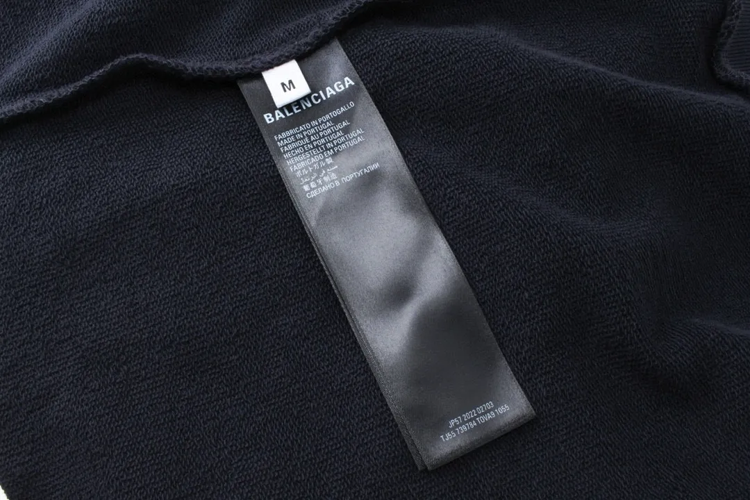 🅿️320 real photos [Top version. Official website quality] BALENCI*GA/Paris BALENCI*GA#2024 latest model, many classic full LOGO racing suits printed ready-to-wear worn hooded sweatshirts and brick cabinets synchronized. Genuine products are developed and developed in the first time. Welcome to compare! The fabric is made of Paris ZP custom-woven and dyed cotton sweatshirt. The weight is 450 grams. The cloth surface is clean. The cloth pattern is clear. It is soft and comfortable. It has good color fastness and is not easy to change color. The threads are woven and dyed with no color difference. The printing is done by computer direct printing, with a three-dimensional effect. The garments are distressed and worn, with ultra-high craftsmanship. The version adopts the OS loose shoulder style. Same style for men and women. Coding: BL238009 Color: white, dark blue gray Size: XS S M L