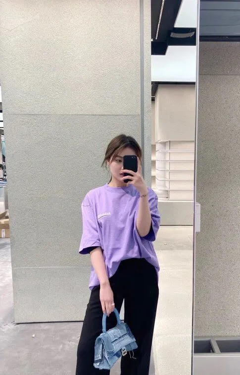 ♻️💯Upper body reference model picture❤️The top tested version of Balenciaga BALENCIAGA Cola Mailang embroidered printed short-sleeved T-shirts of the same style for male and female couples stars. Three colors are available, ensuring the same fabric as the original version, no color difference! Customized dyeing in a package! INS, Xiaohongshu’s popular style, classics that never fade away! The king of orders in Spain, the fried chicken is highly recommended! 32S 280g pure cotton double yarn fabric, comfortable and wide! Full of drape! The printing uses Tajima embroidery machine imported from Japan, which is known as the fighter among embroidery machines. The embroidery is meticulous, with no threads or skipped threads, the printing and embroidery are full and fine, and the letter spacing is consistent with ZP! Wearing it gives you full confidence and peace of mind! The labels and washes are all correct! On behalf of G at the same level! Consistent packaging at the counter!  Size: XS-L Color: Beige, taro purple, active gray, light hemp gray P:260