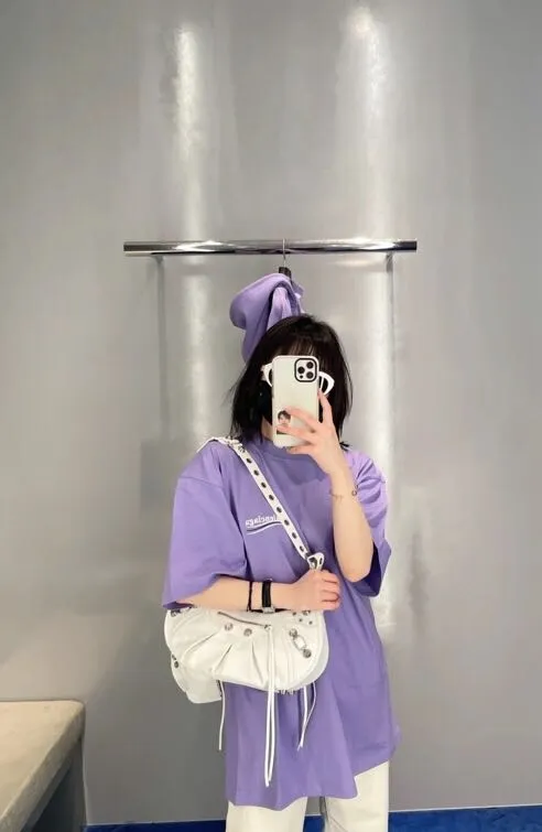 ♻️💯Upper body reference model picture❤️The top tested version of Balenciaga BALENCIAGA Cola Mailang embroidered printed short-sleeved T-shirts of the same style for male and female couples stars. Three colors are available, ensuring the same fabric as the original version, no color difference! Customized dyeing in a package! INS, Xiaohongshu’s popular style, classics that never fade away! The king of orders in Spain, the fried chicken is highly recommended! 32S 280g pure cotton double yarn fabric, comfortable and wide! Full of drape! The printing uses Tajima embroidery machine imported from Japan, which is known as the fighter among embroidery machines. The embroidery is meticulous, with no threads or skipped threads, the printing and embroidery are full and fine, and the letter spacing is consistent with ZP! Wearing it gives you full confidence and peace of mind! The labels and washes are all correct! On behalf of G at the same level! Consistent packaging at the counter!  Size: XS-L Color: Beige, taro purple, active gray, light hemp gray P:260