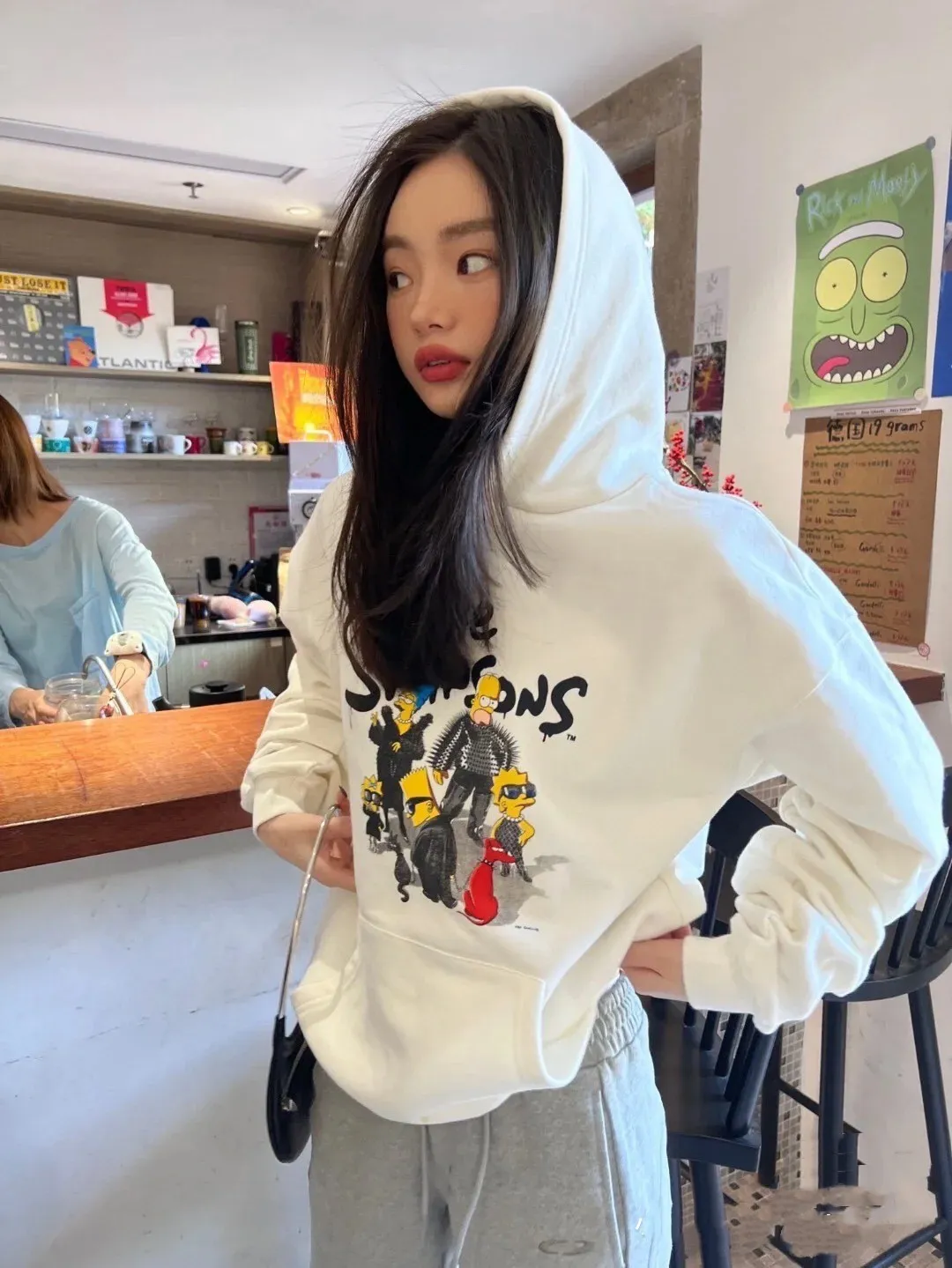 ♻️💯Upper body reference model picture❤️Spring and autumn top-notch proven version Balenciaga BALENCIAGA The Simpsons cartoon pattern explosion pattern pure cotton loose hoodie sweatshirt for men and women couples. The process uses Kornit printing cracking effect. The front panel printing glue bursting effect uses imported transparent slurry to scrape the bottom to make the printing bursting feel uniform. (PS: If this process is missing, the printing will easily fall off in large areas after cracking.) The embroidery at the hem uses a Tajima embroidery machine imported from Japan, which makes the size and spacing of the letters even, and the hollows of the letters will not be filled. Precise craftsmanship, full of details. The fabric is made of 520g crystal composite fleece cotton, brand new, washed, and labeled. Genuine products are consistent and synchronized, and coded authentic products are consistent and synchronized. Top tested version, accurate and flawless.  Color: White Size: XS-L P:520
