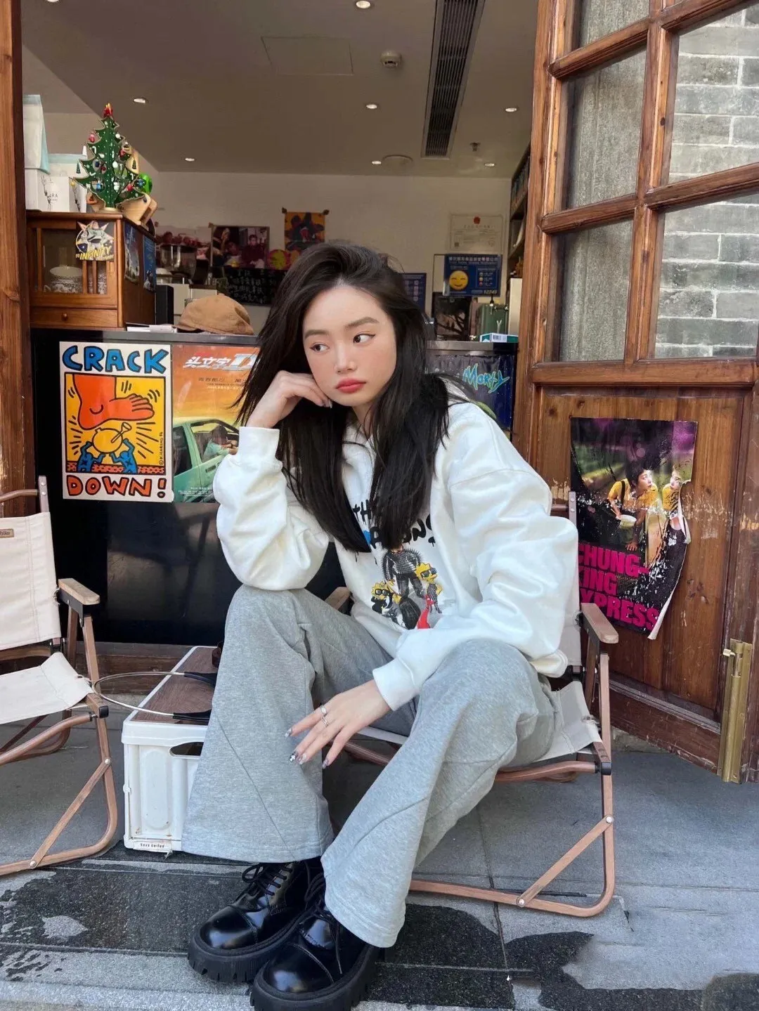 ♻️💯Upper body reference model picture❤️Spring and autumn top-notch proven version Balenciaga BALENCIAGA The Simpsons cartoon pattern explosion pattern pure cotton loose hoodie sweatshirt for men and women couples. The process uses Kornit printing cracking effect. The front panel printing glue bursting effect uses imported transparent slurry to scrape the bottom to make the printing bursting feel uniform. (PS: If this process is missing, the printing will easily fall off in large areas after cracking.) The embroidery at the hem uses a Tajima embroidery machine imported from Japan, which makes the size and spacing of the letters even, and the hollows of the letters will not be filled. Precise craftsmanship, full of details. The fabric is made of 520g crystal composite fleece cotton, brand new, washed, and labeled. Genuine products are consistent and synchronized, and coded authentic products are consistent and synchronized. Top tested version, accurate and flawless.  Color: White Size: XS-L P:520