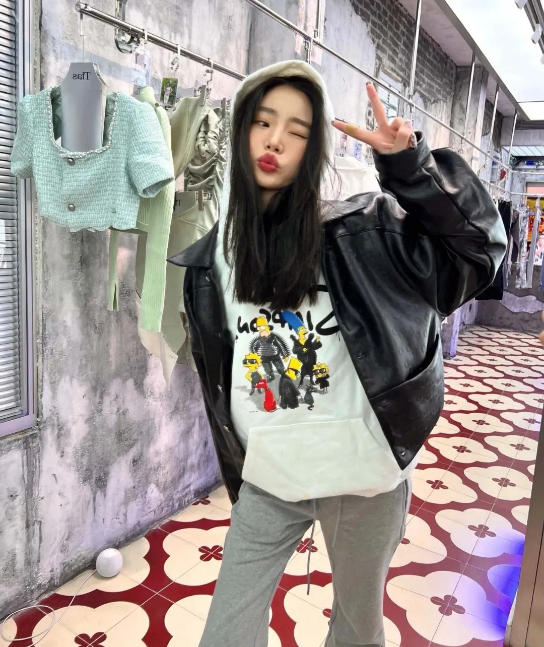 ♻️💯Upper body reference model picture❤️Spring and autumn top-notch proven version Balenciaga BALENCIAGA The Simpsons cartoon pattern explosion pattern pure cotton loose hoodie sweatshirt for men and women couples. The process uses Kornit printing cracking effect. The front panel printing glue bursting effect uses imported transparent slurry to scrape the bottom to make the printing bursting feel uniform. (PS: If this process is missing, the printing will easily fall off in large areas after cracking.) The embroidery at the hem uses a Tajima embroidery machine imported from Japan, which makes the size and spacing of the letters even, and the hollows of the letters will not be filled. Precise craftsmanship, full of details. The fabric is made of 520g crystal composite fleece cotton, brand new, washed, and labeled. Genuine products are consistent and synchronized, and coded authentic products are consistent and synchronized. Top tested version, accurate and flawless.  Color: White Size: XS-L P:520