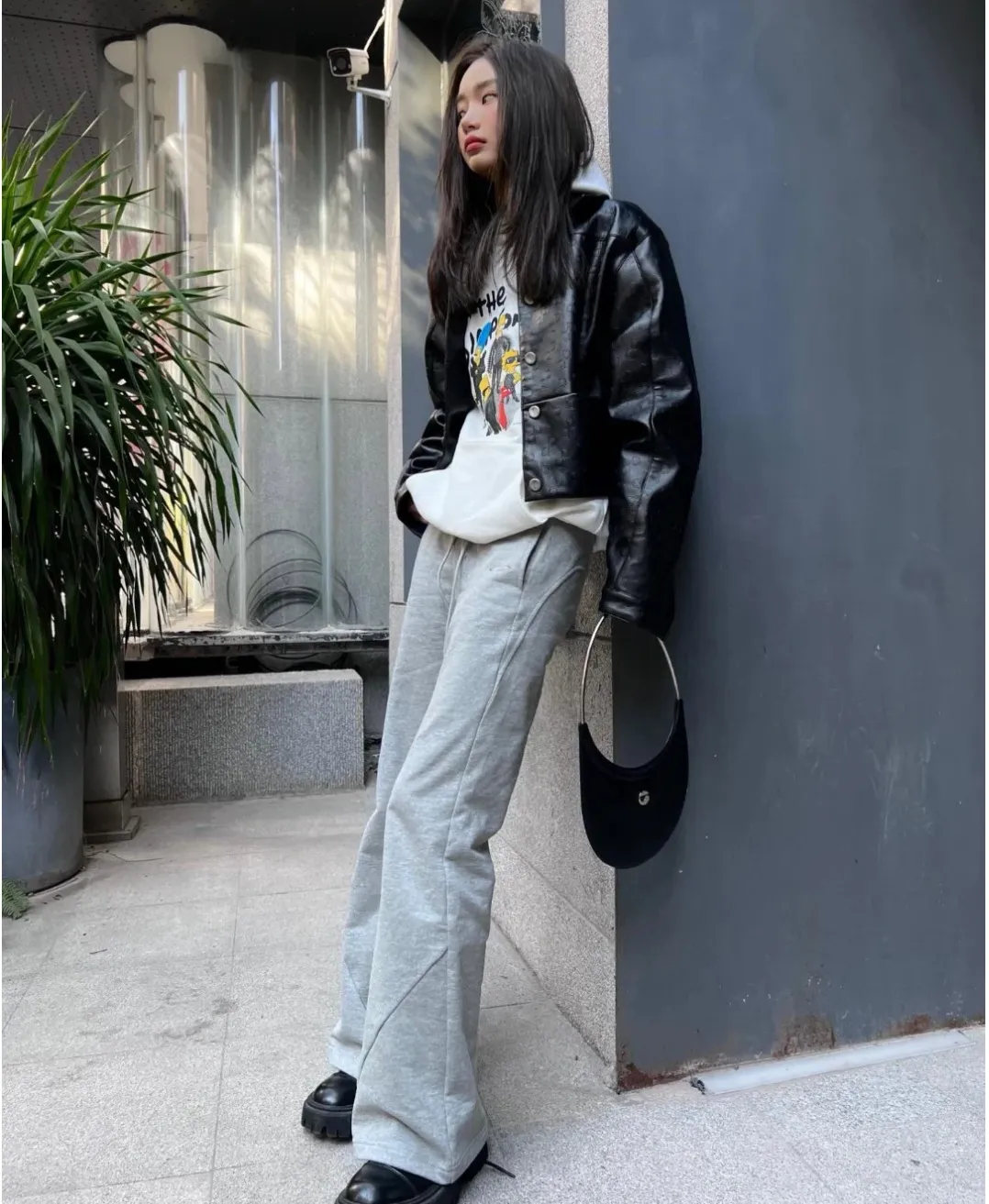 ♻️💯Upper body reference model picture❤️Spring and autumn top-notch proven version Balenciaga BALENCIAGA The Simpsons cartoon pattern explosion pattern pure cotton loose hoodie sweatshirt for men and women couples. The process uses Kornit printing cracking effect. The front panel printing glue bursting effect uses imported transparent slurry to scrape the bottom to make the printing bursting feel uniform. (PS: If this process is missing, the printing will easily fall off in large areas after cracking.) The embroidery at the hem uses a Tajima embroidery machine imported from Japan, which makes the size and spacing of the letters even, and the hollows of the letters will not be filled. Precise craftsmanship, full of details. The fabric is made of 520g crystal composite fleece cotton, brand new, washed, and labeled. Genuine products are consistent and synchronized, and coded authentic products are consistent and synchronized. Top tested version, accurate and flawless.  Color: White Size: XS-L P:520