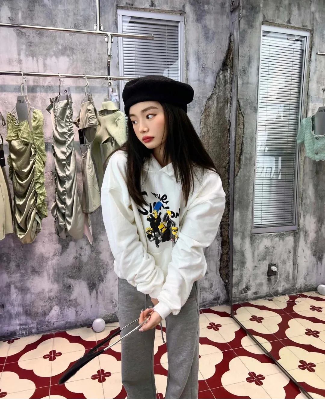 ♻️💯Upper body reference model picture❤️Spring and autumn top-notch proven version Balenciaga BALENCIAGA The Simpsons cartoon pattern explosion pattern pure cotton loose hoodie sweatshirt for men and women couples. The process uses Kornit printing cracking effect. The front panel printing glue bursting effect uses imported transparent slurry to scrape the bottom to make the printing bursting feel uniform. (PS: If this process is missing, the printing will easily fall off in large areas after cracking.) The embroidery at the hem uses a Tajima embroidery machine imported from Japan, which makes the size and spacing of the letters even, and the hollows of the letters will not be filled. Precise craftsmanship, full of details. The fabric is made of 520g crystal composite fleece cotton, brand new, washed, and labeled. Genuine products are consistent and synchronized, and coded authentic products are consistent and synchronized. Top tested version, accurate and flawless.  Color: White Size: XS-L P:520