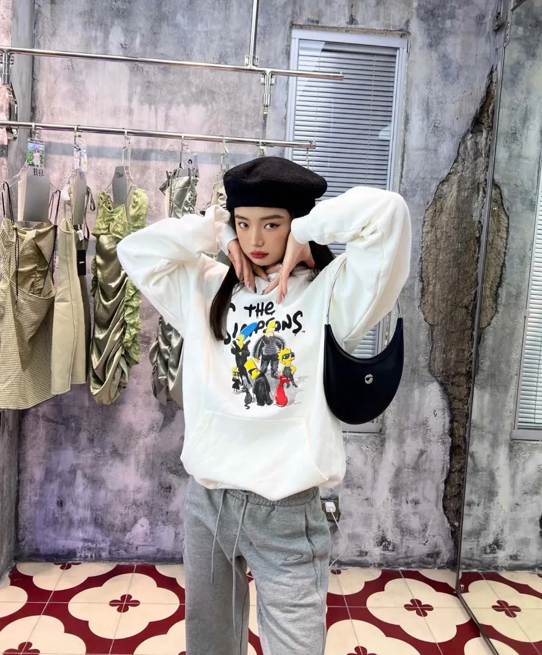 ♻️💯Upper body reference model picture❤️Spring and autumn top-notch proven version Balenciaga BALENCIAGA The Simpsons cartoon pattern explosion pattern pure cotton loose hoodie sweatshirt for men and women couples. The process uses Kornit printing cracking effect. The front panel printing glue bursting effect uses imported transparent slurry to scrape the bottom to make the printing bursting feel uniform. (PS: If this process is missing, the printing will easily fall off in large areas after cracking.) The embroidery at the hem uses a Tajima embroidery machine imported from Japan, which makes the size and spacing of the letters even, and the hollows of the letters will not be filled. Precise craftsmanship, full of details. The fabric is made of 520g crystal composite fleece cotton, brand new, washed, and labeled. Genuine products are consistent and synchronized, and coded authentic products are consistent and synchronized. Top tested version, accurate and flawless.  Color: White Size: XS-L P:520