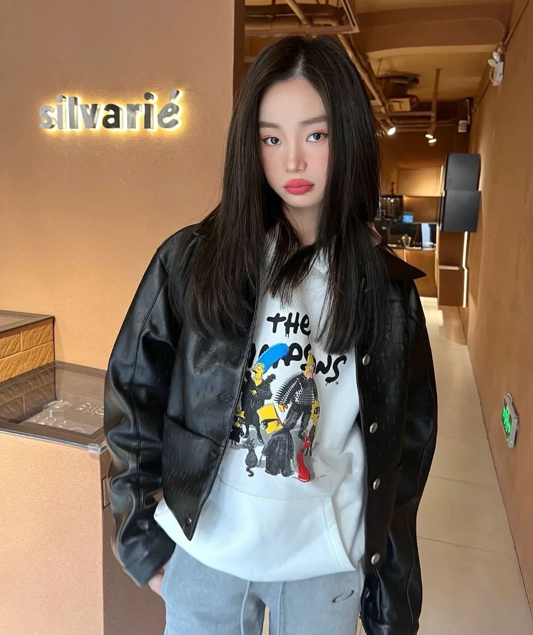 ♻️💯Upper body reference model picture❤️Spring and autumn top-notch proven version Balenciaga BALENCIAGA The Simpsons cartoon pattern explosion pattern pure cotton loose hoodie sweatshirt for men and women couples. The process uses Kornit printing cracking effect. The front panel printing glue bursting effect uses imported transparent slurry to scrape the bottom to make the printing bursting feel uniform. (PS: If this process is missing, the printing will easily fall off in large areas after cracking.) The embroidery at the hem uses a Tajima embroidery machine imported from Japan, which makes the size and spacing of the letters even, and the hollows of the letters will not be filled. Precise craftsmanship, full of details. The fabric is made of 520g crystal composite fleece cotton, brand new, washed, and labeled. Genuine products are consistent and synchronized, and coded authentic products are consistent and synchronized. Top tested version, accurate and flawless.  Color: White Size: XS-L P:520