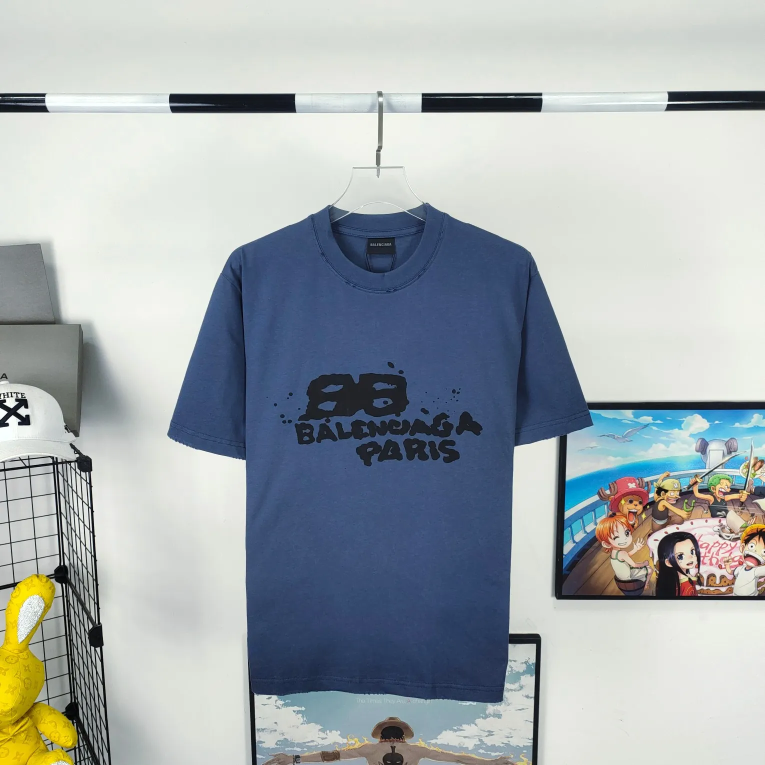 [New arrival] The top tested version of BALENCIAGA 23SS with graffiti letters for male and female couples, the same style pure cotton loose short-sleeved T-shirt. Super iconic colorful brand logo printed pattern. It is fresh and comfortable to match with sports shoes. Suitable for shopping and dating. When layered, it will look like a blogger. Low-key and tasteful. The original fabric is 280G, double-ply and double-yarn pure cotton fabric! Threads are custom-woven and dyed, no color difference, no pressure in and out of the counter, through-the-shoulder strapping process, increased washing life of clothes, no deformation, high-version digital printing process, no fading, bright colors, the same style as Internet celebrity stars, regardless of age, body shape, gender, super eye-catching, extremely fashionable, very comfortable to the touch, super texture, fashionable and individual, super versatile and good-looking, a must-have, better for couples Customized collar labels are washed, 100% different from fake versions on the market!  Color: Pink White Black Charcoal Gray Size: XS-L P:260