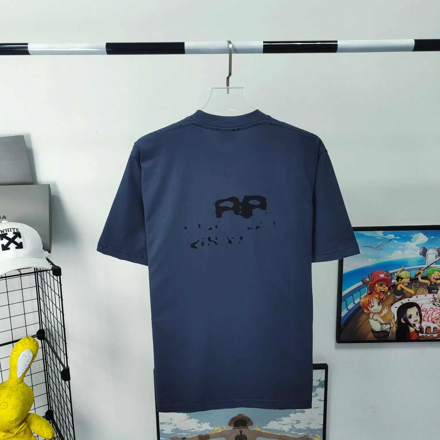 [New arrival] The top tested version of BALENCIAGA 23SS with graffiti letters for male and female couples, the same style pure cotton loose short-sleeved T-shirt. Super iconic colorful brand logo printed pattern. It is fresh and comfortable to match with sports shoes. Suitable for shopping and dating. When layered, it will look like a blogger. Low-key and tasteful. The original fabric is 280G, double-ply and double-yarn pure cotton fabric! Threads are custom-woven and dyed, no color difference, no pressure in and out of the counter, through-the-shoulder strapping process, increased washing life of clothes, no deformation, high-version digital printing process, no fading, bright colors, the same style as Internet celebrity stars, regardless of age, body shape, gender, super eye-catching, extremely fashionable, very comfortable to the touch, super texture, fashionable and individual, super versatile and good-looking, a must-have, better for couples Customized collar labels are washed, 100% different from fake versions on the market!  Color: Pink White Black Charcoal Gray Size: XS-L P:260